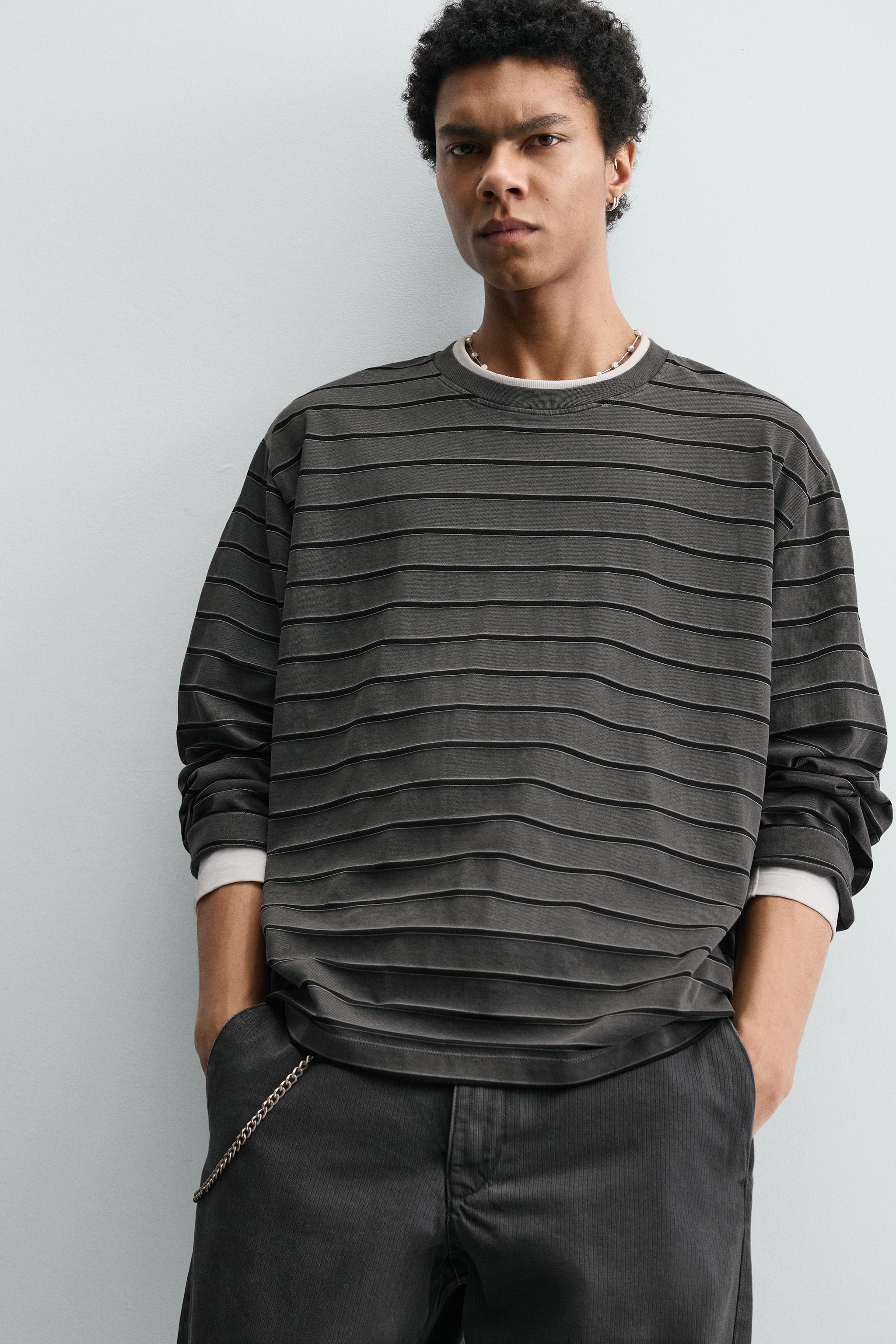 JAKARLI ÇİZGİLİ T-SHIRT