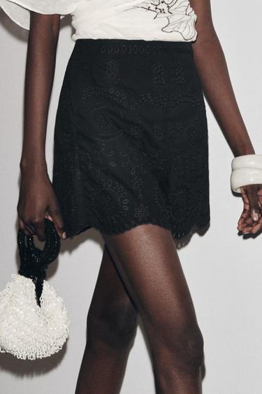 BERMUDA BORDADOS PERFORADOS ZW COLLECTION - Negro de Zara