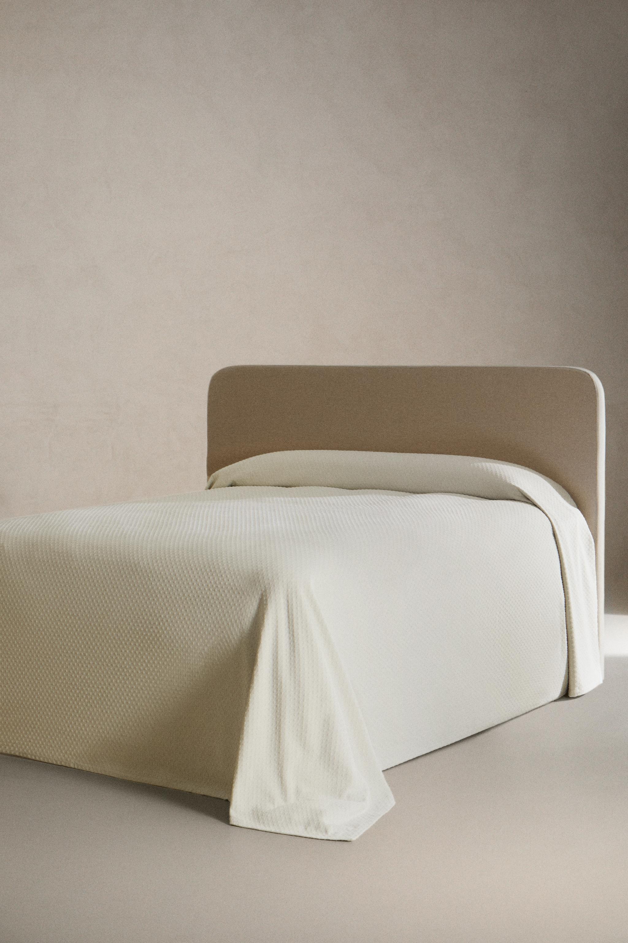 BEDSPREAD WITH POLKA DOT DESIGN