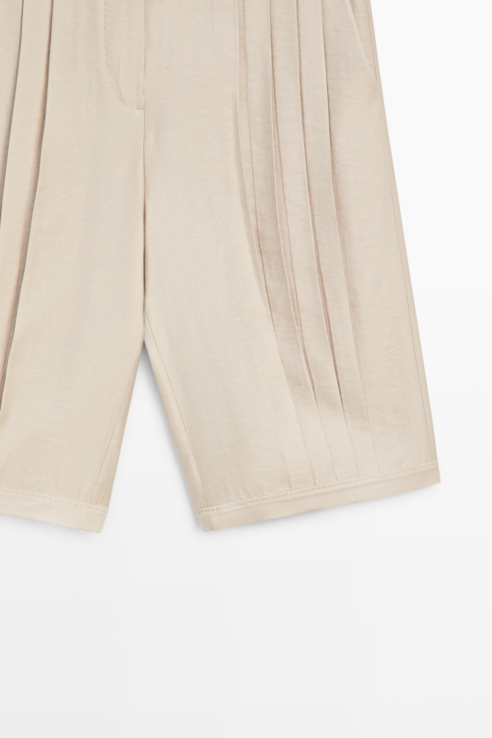 Flowing pleated Bermuda shorts - STUDIO