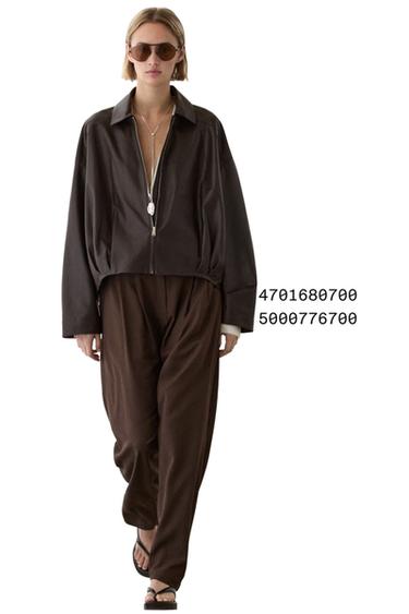 Chaqueta pliegues piel napa - Marrón de Zara