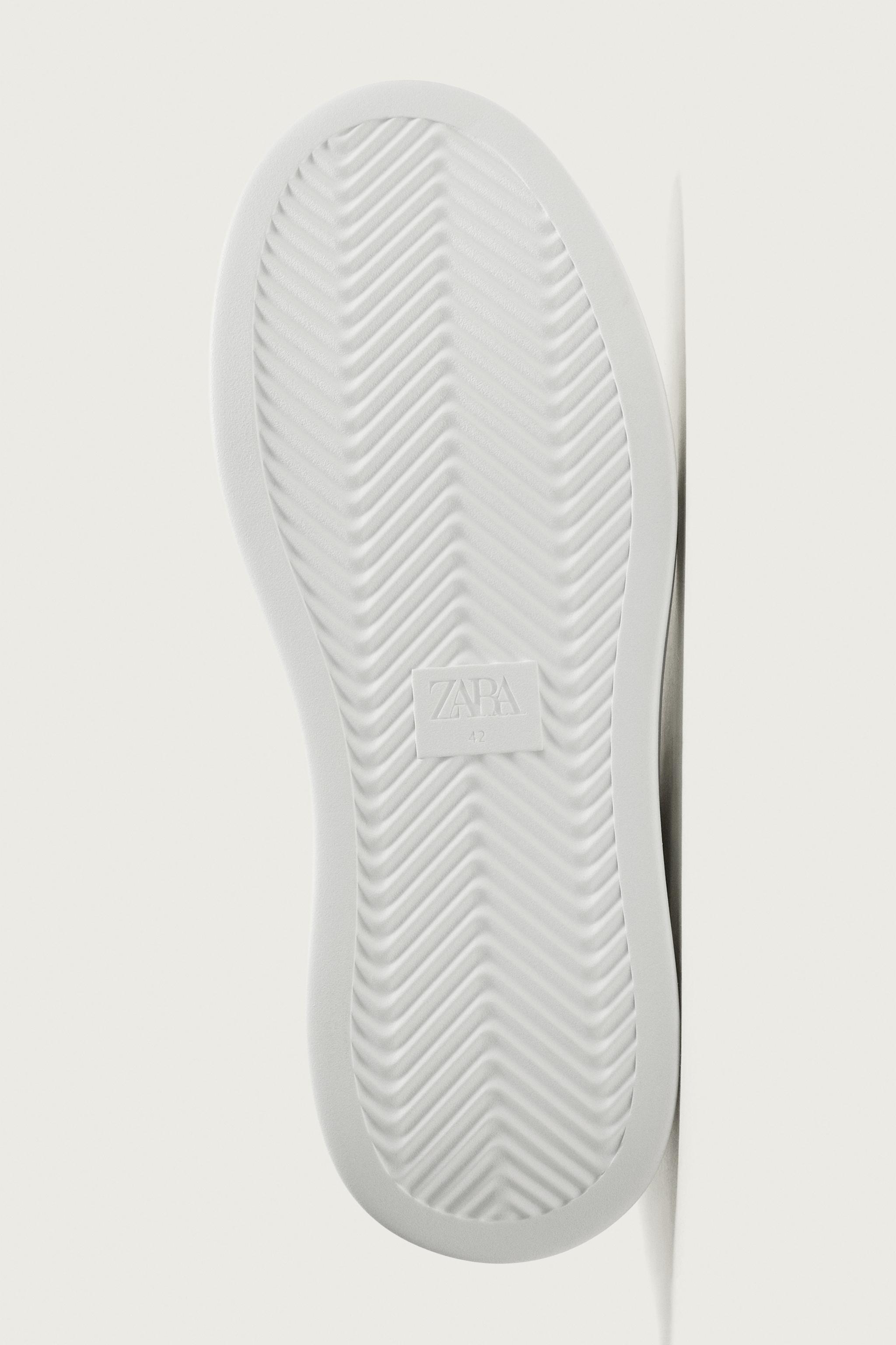 BASKETS AVEC DÉTAIL AU TALON