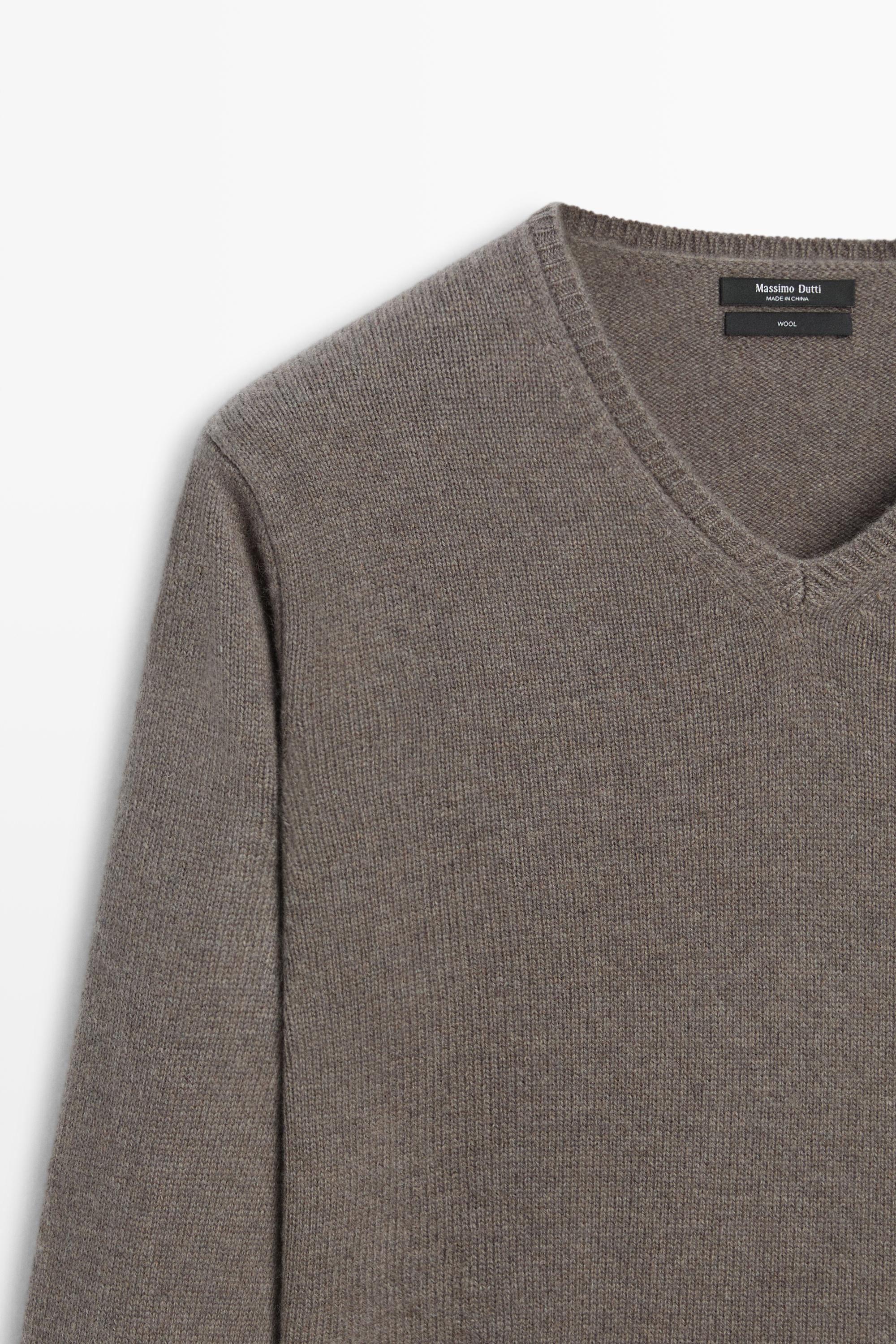 100% wool V-neck knit sweater