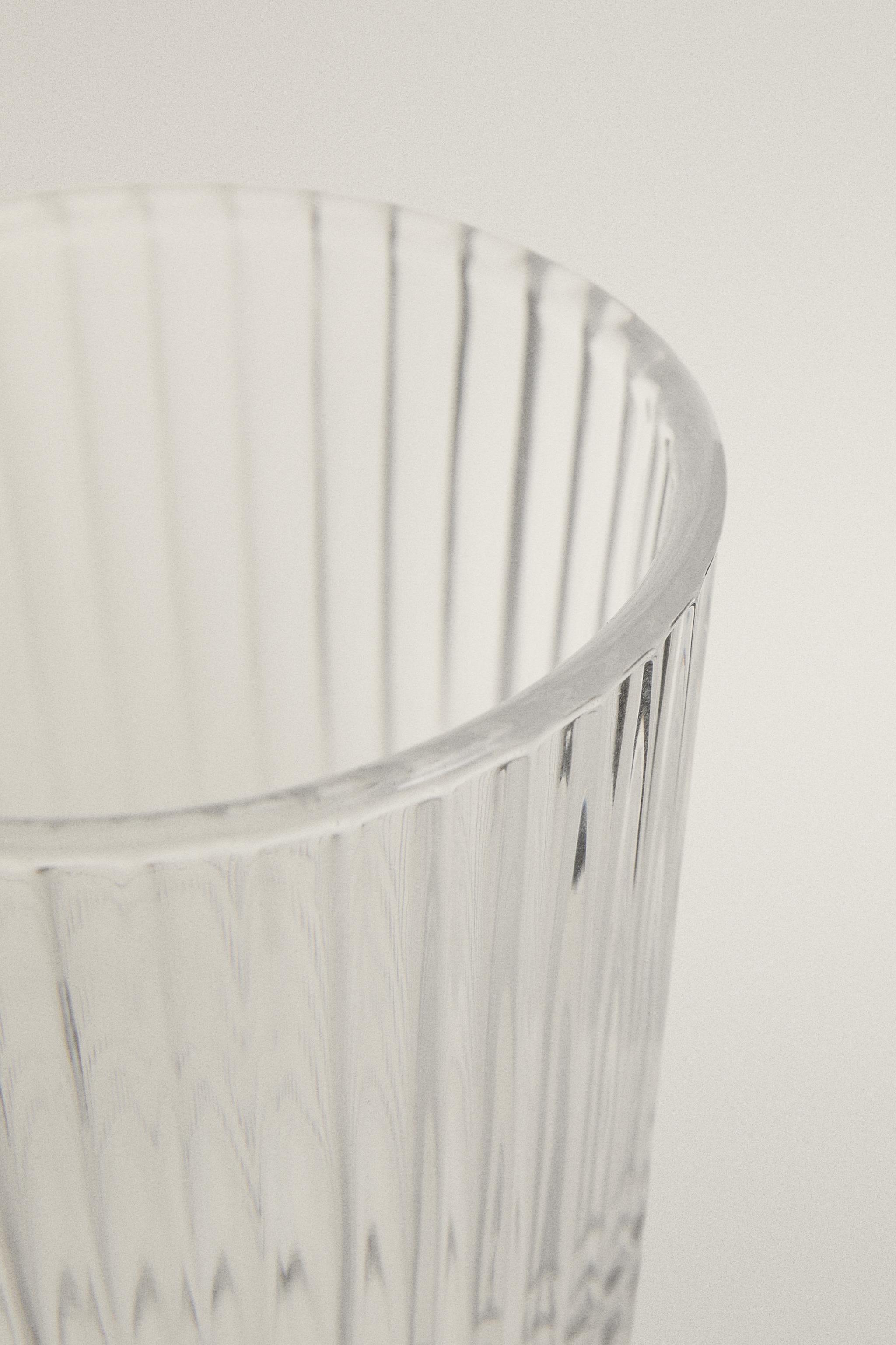 TASSE EN VERRE AVEC RELIEF GÉOMÉTRIQUE