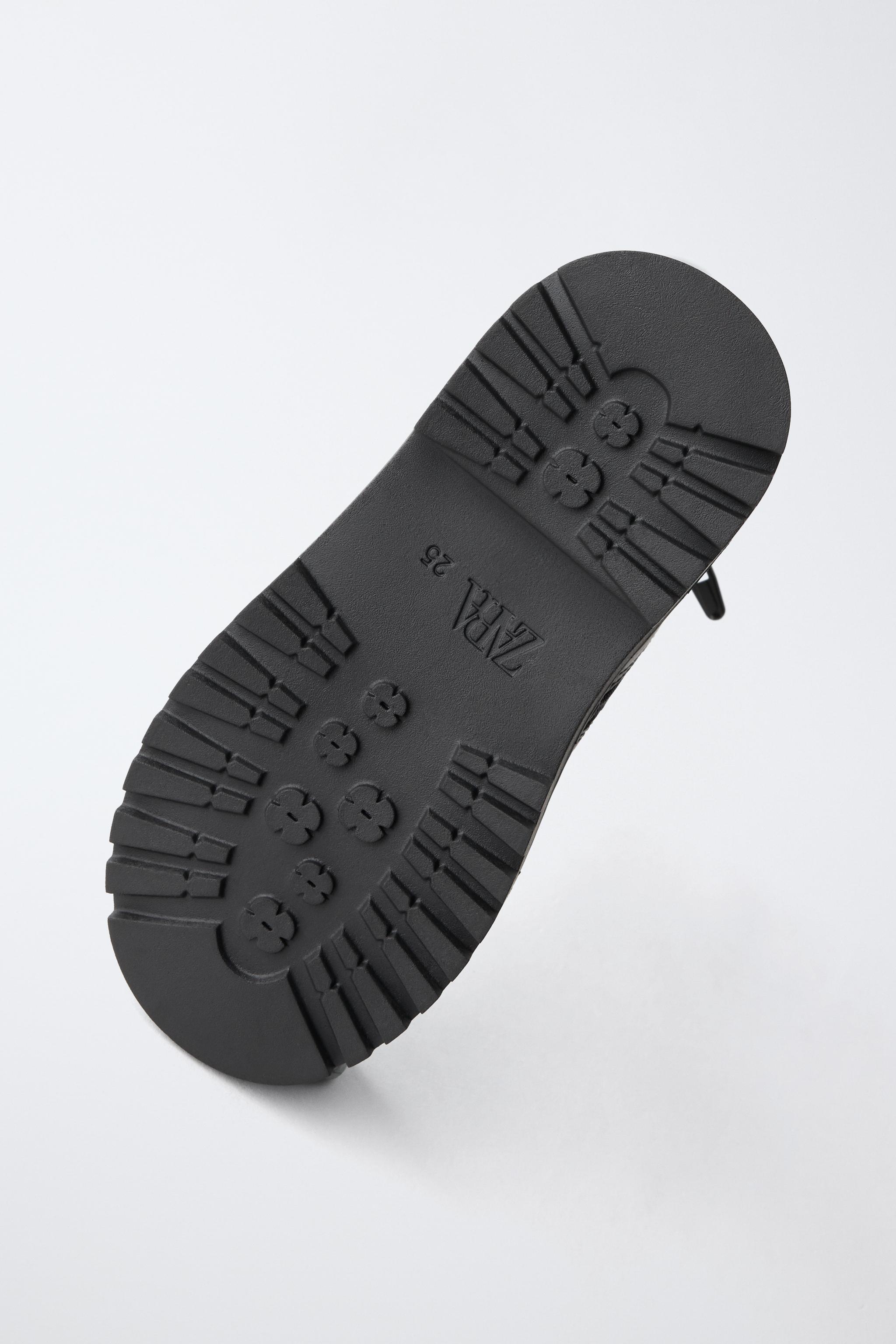 BOTTINES À LACETS