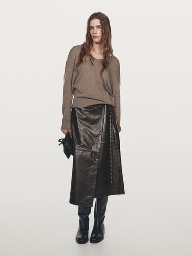 Falda midi envolvente piel napa - Marrón de Zara