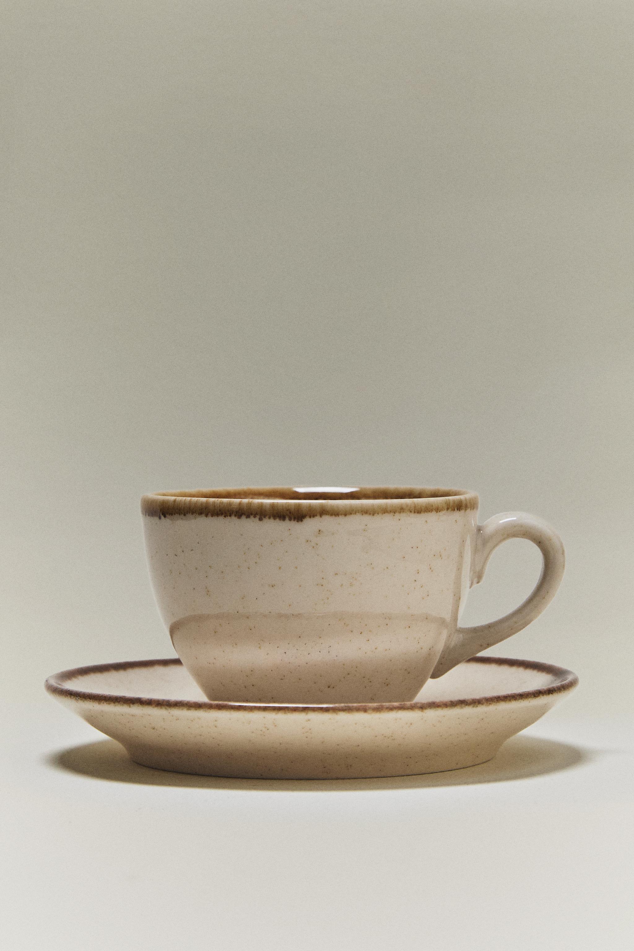 PORCELAIN TEACUP WITH ANTIQUE FINISH RIM