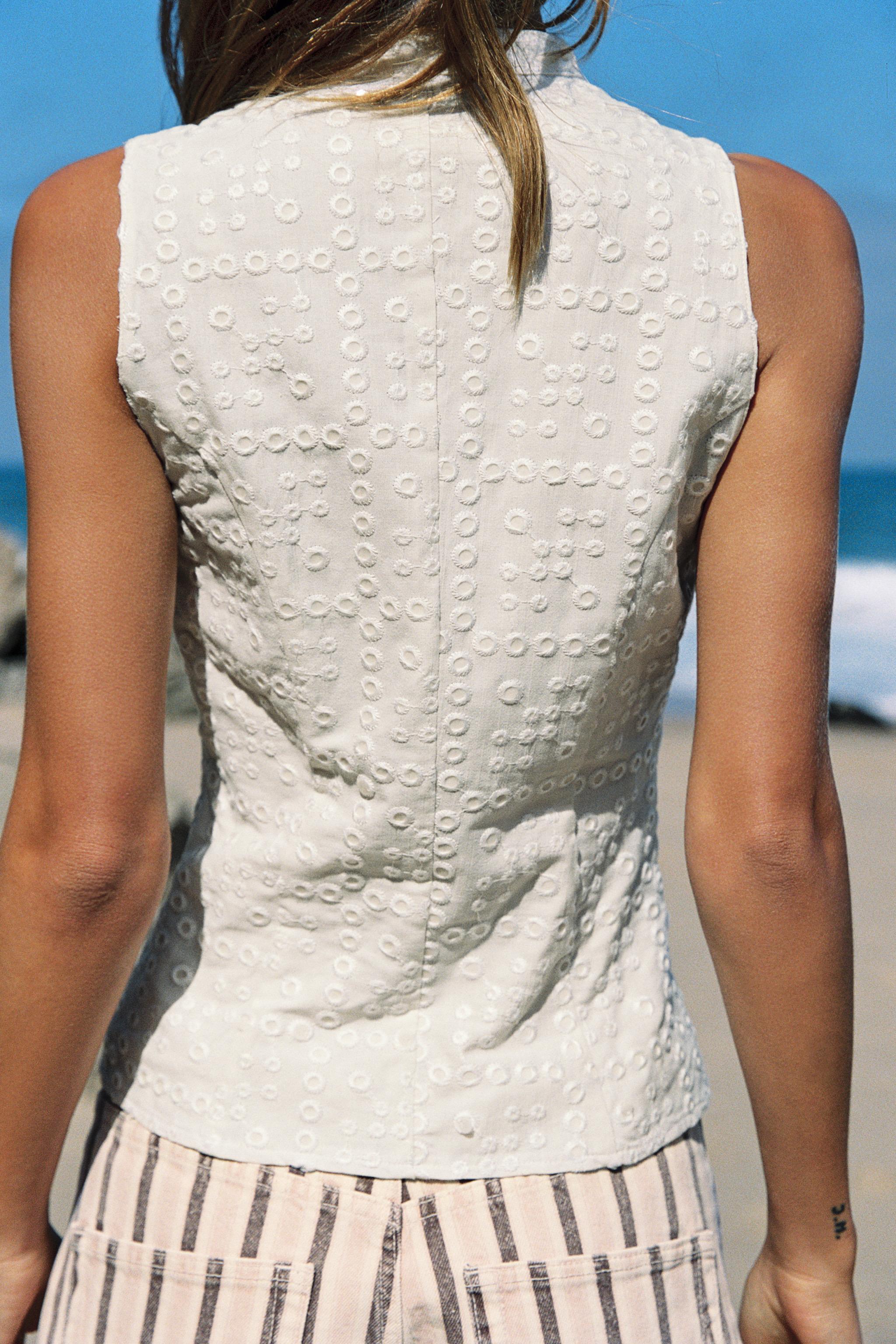 Женские рубашки Zara EMBROIDERED EYELET TOP WITH FROG FASTENING — фото 4