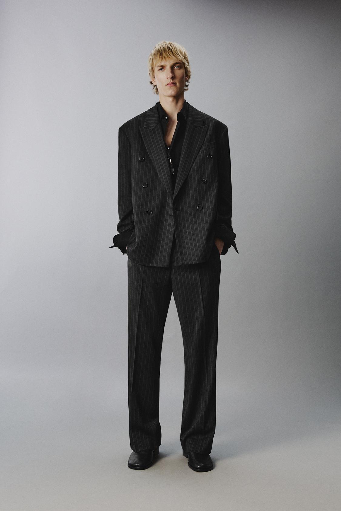 ДВУБОРТНЫЙ КОСТЮМ-БЛЕЙЗЕР В ТОНКУЮ ПОЛОСКУ ОТ ZARA