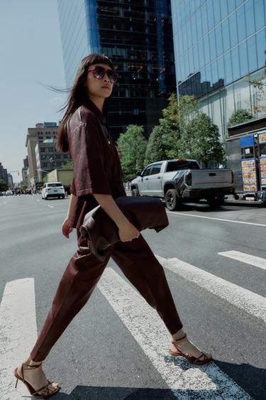 PANTALON EN MATIÈRE SYNTHÈTIQUE - Grenat de Zara
