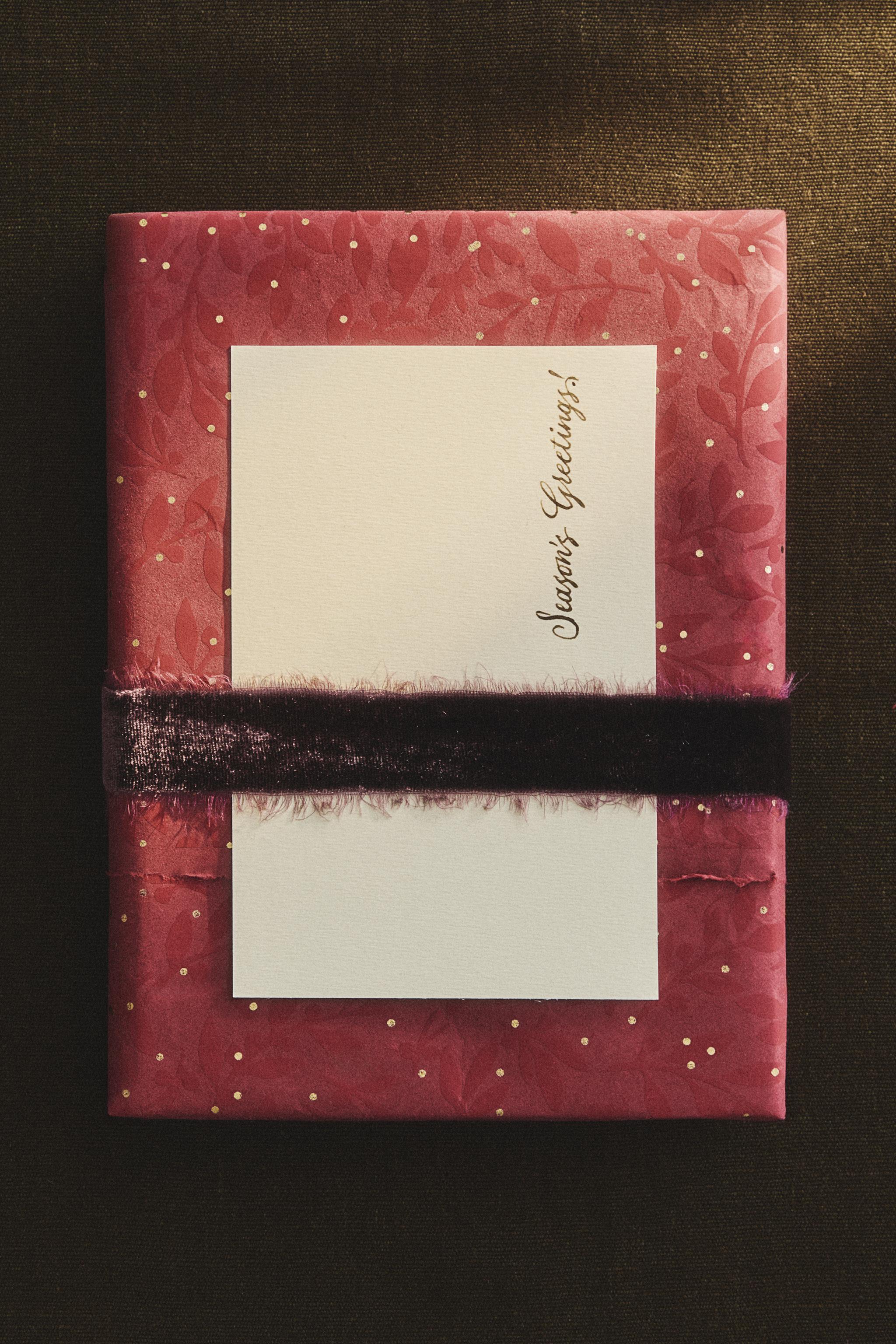 CHRISTMAS HOLLY LEAF WRAPPING PAPER