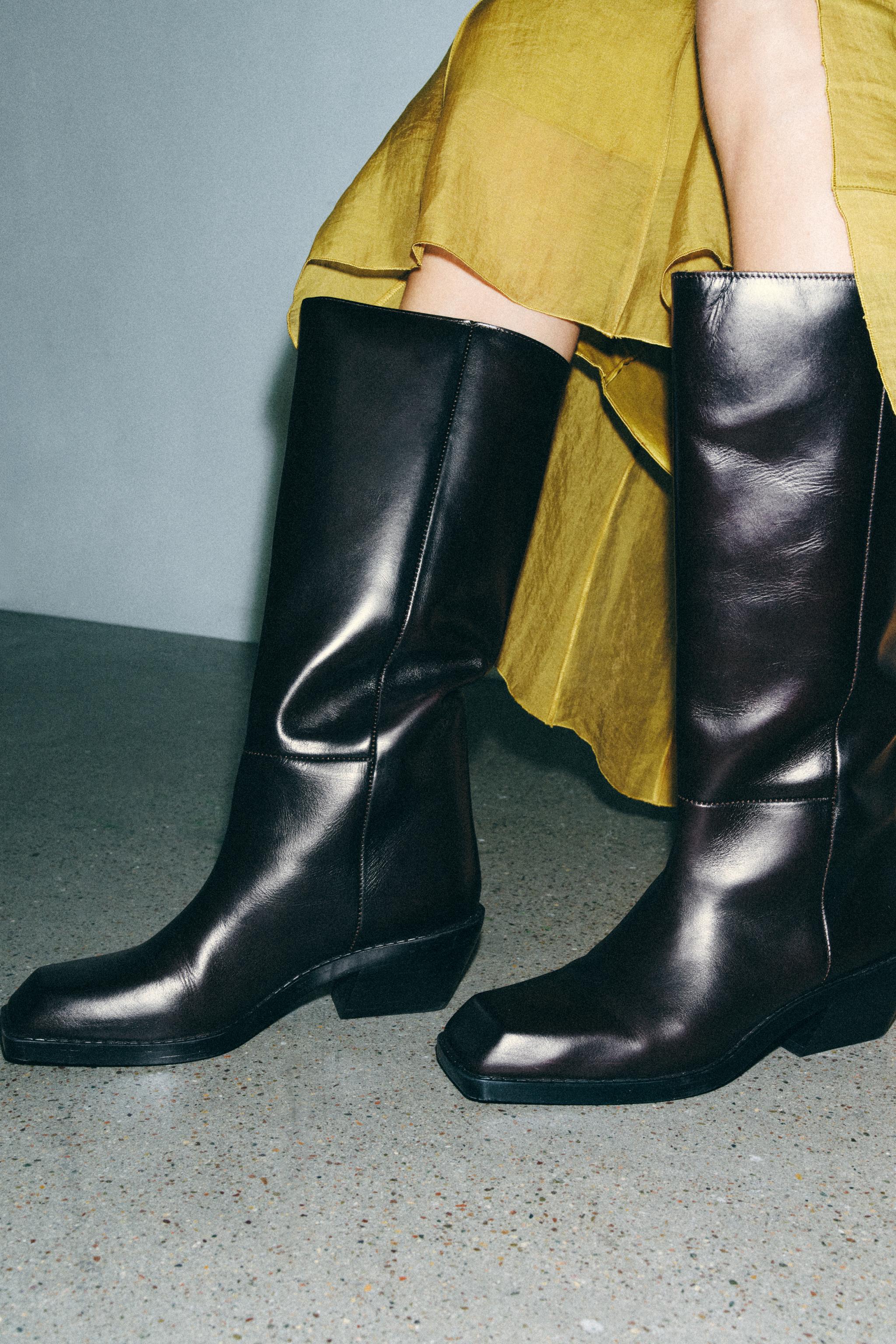 BOTTES EN CUIR À BOUT CARRÉ