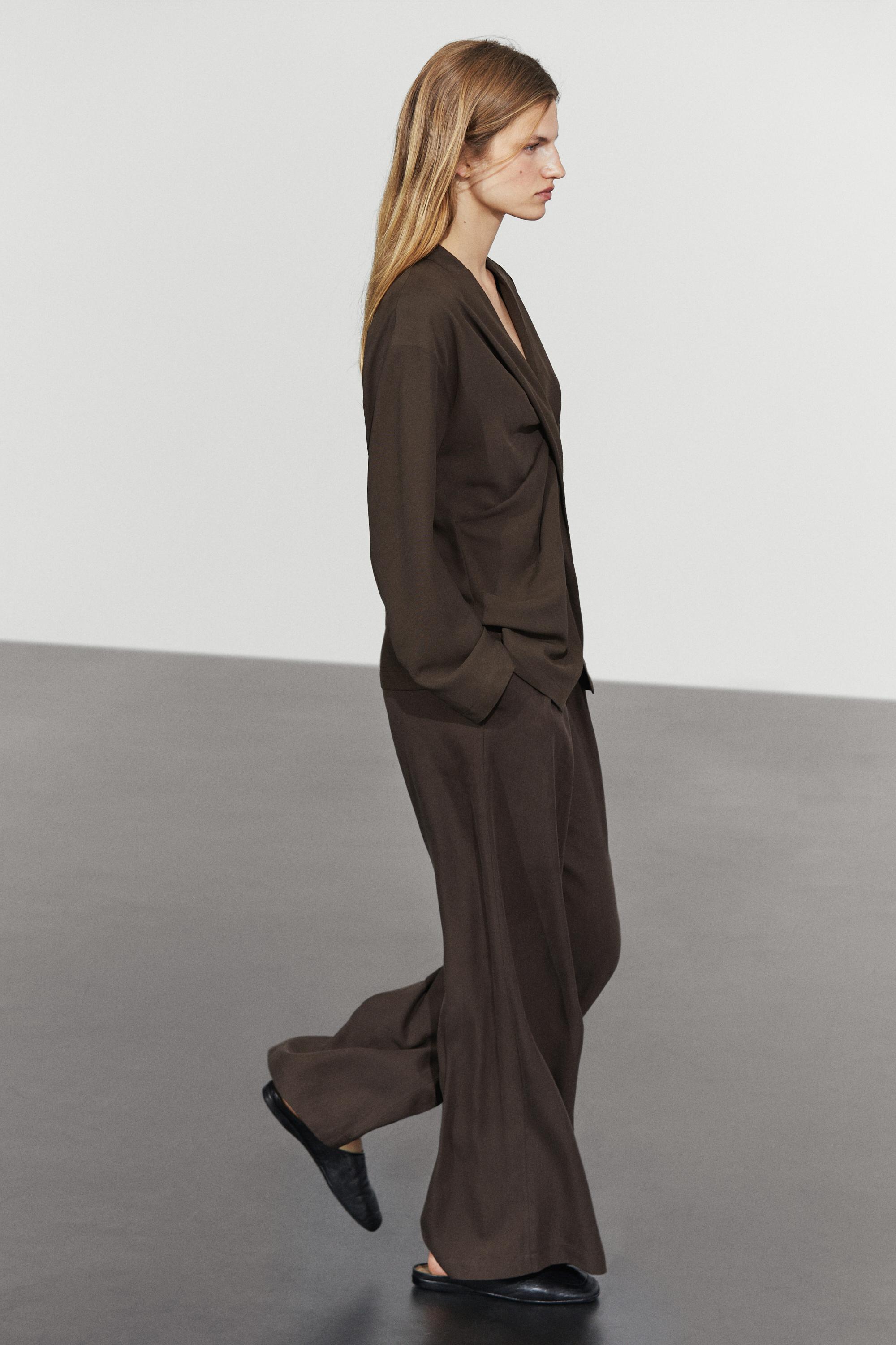 Flowing wide-leg pants with dart detail