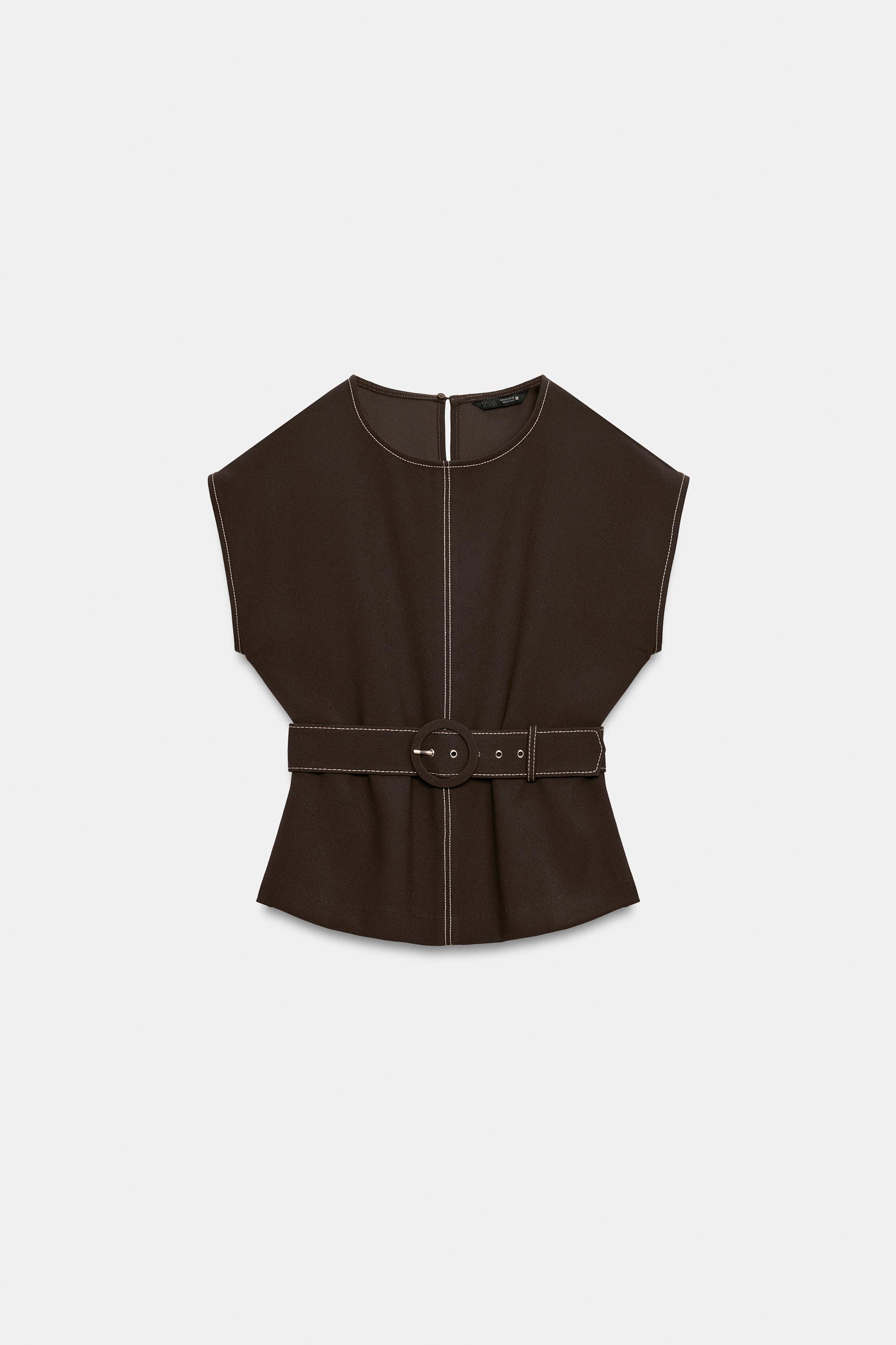 TOP À CEINTURE ET SURPIQÛRES CONTRASTÉES
