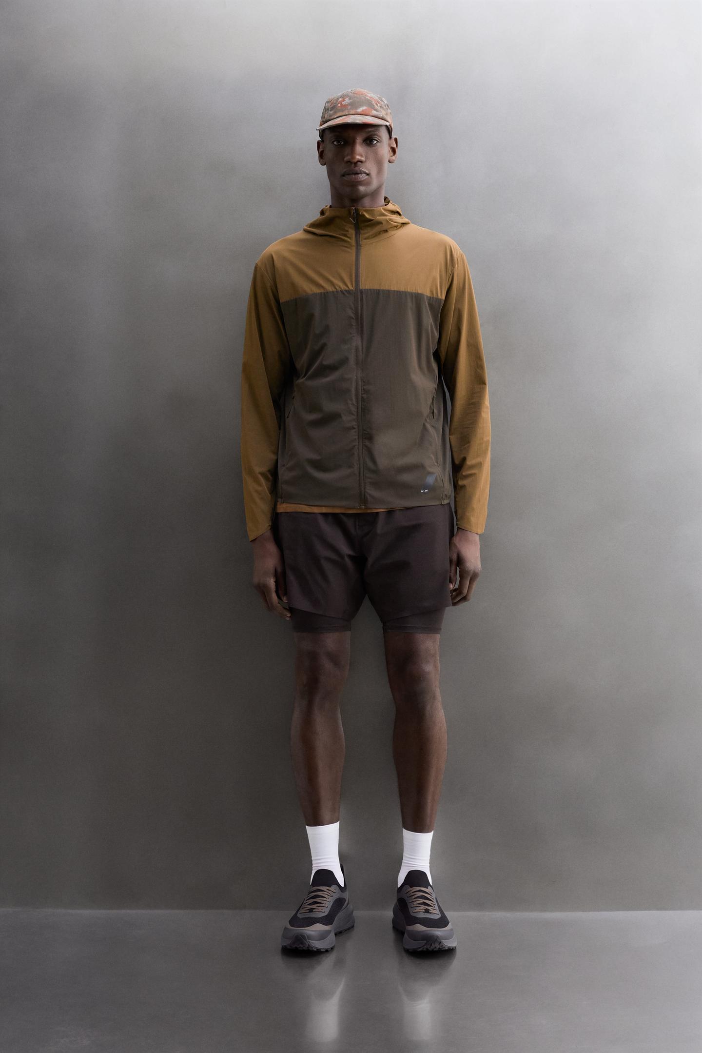 Мужская куртка Zara Textured Running Windbreaker, цвет: Чёрный / Коричневый — фото 1