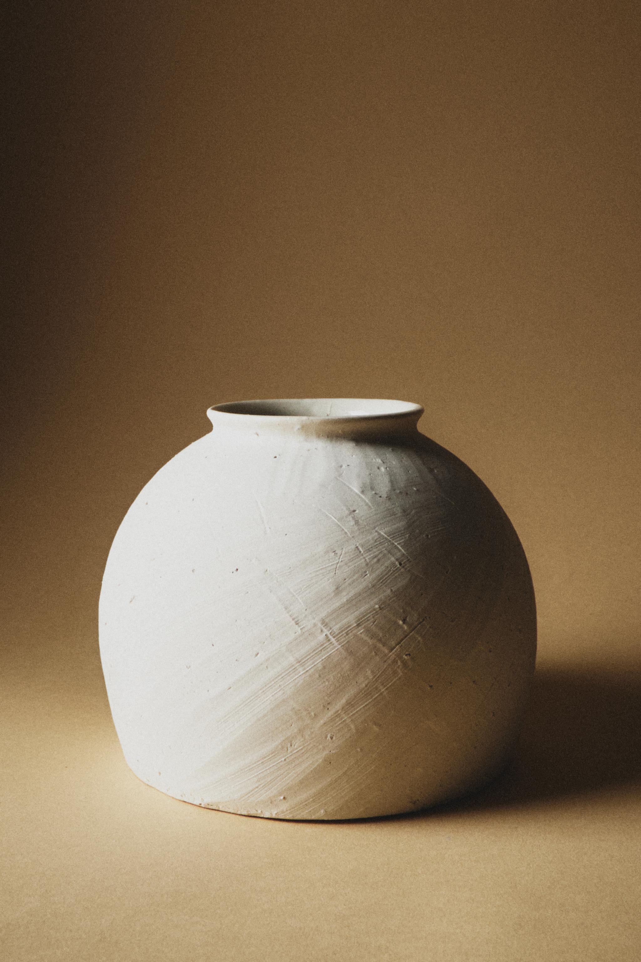 ROUND CERAMIC VASE