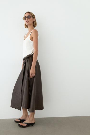 Jupe midi en cuir nappa avec détail de nœud - Marron de Zara