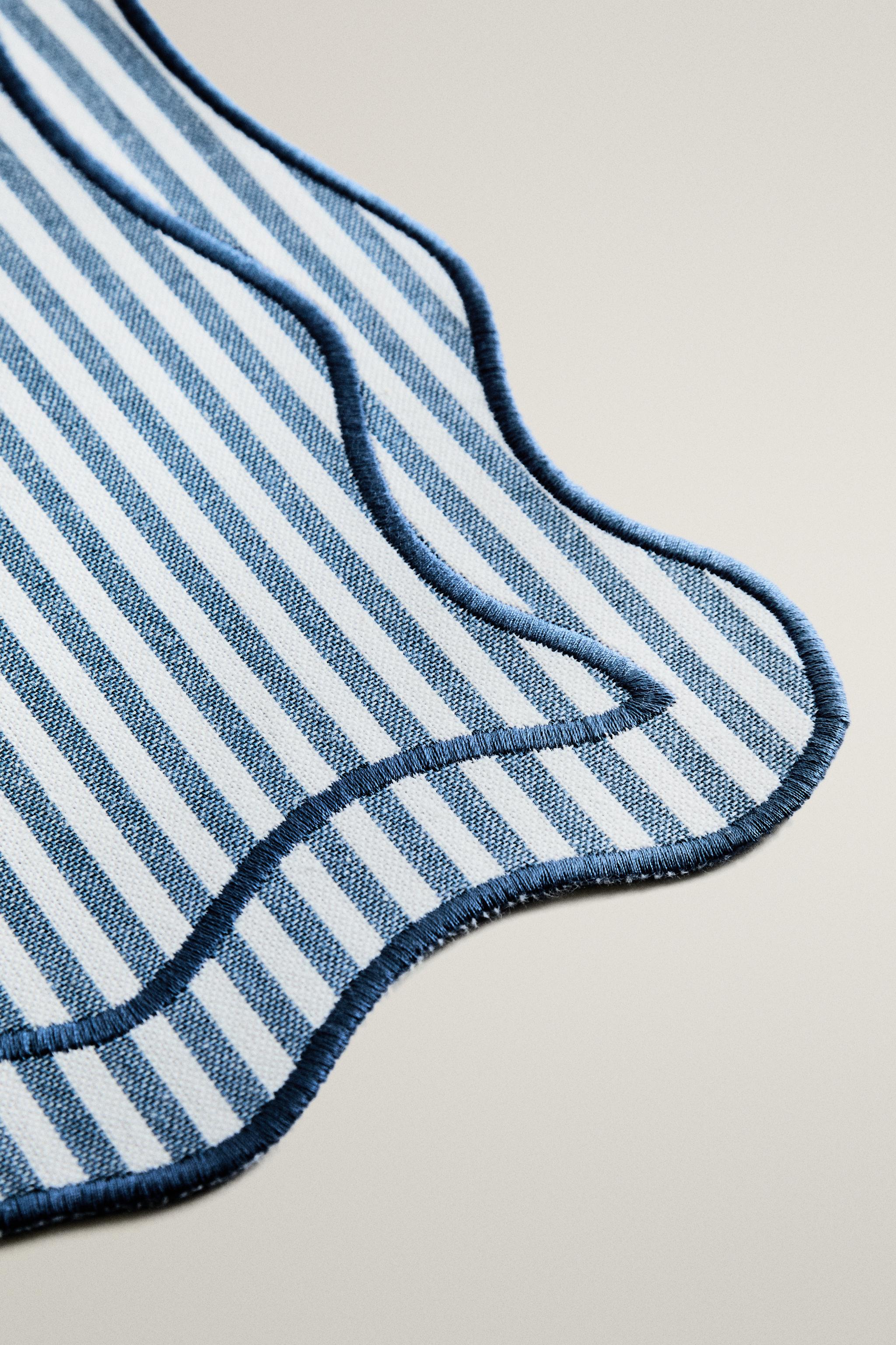 STRIPED SCALLOPED PLACEMAT