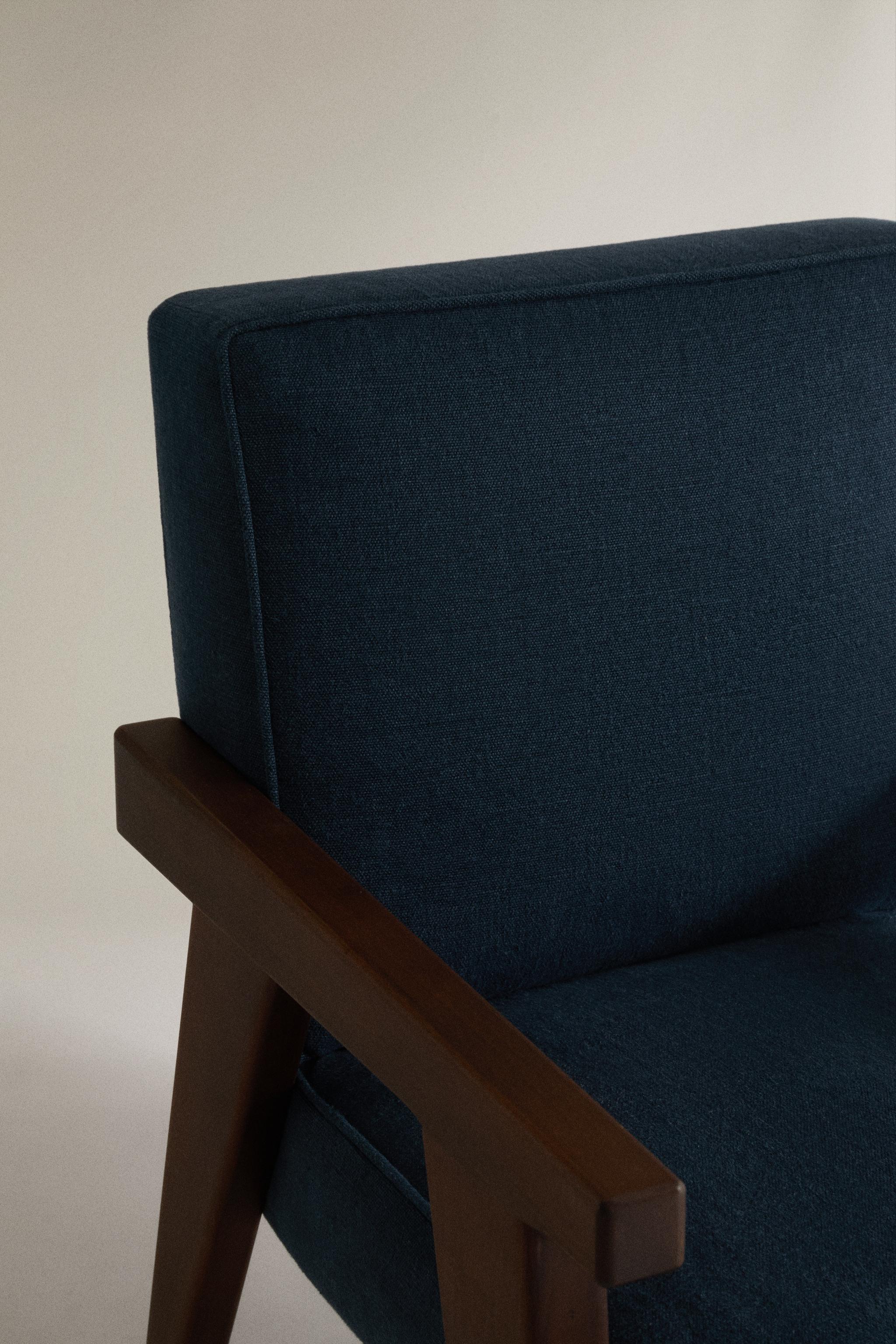 WALNUT WOOD AND LINEN ARMCHAIR — Petrol blue