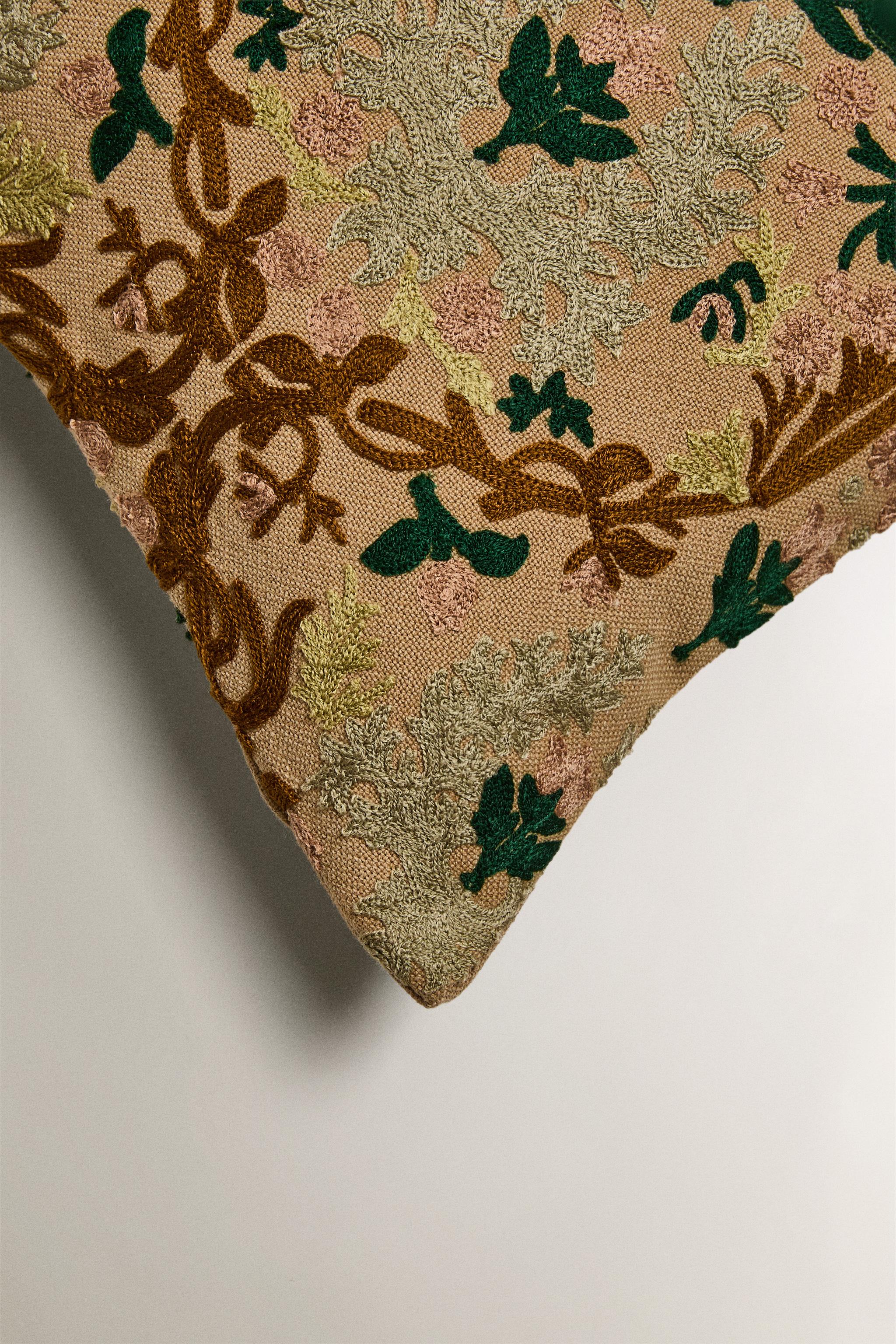 SYMMETRICAL FLORAL THROW PILLOW COVER