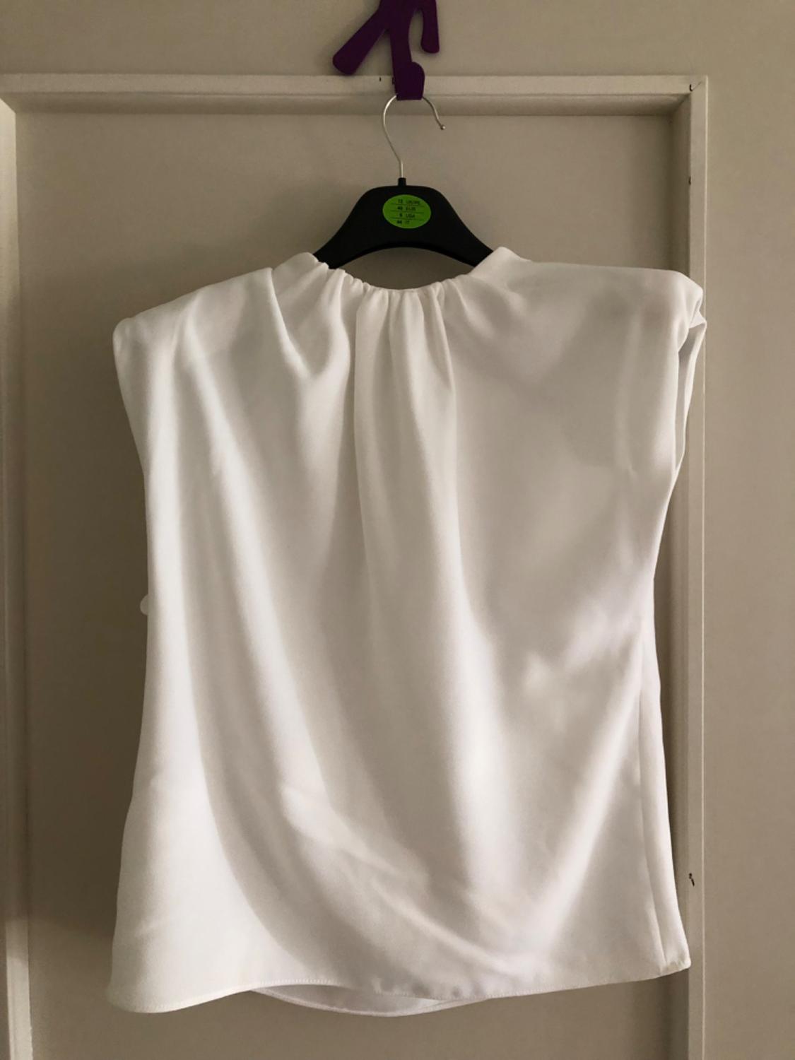 TOP WITH SHOULDER PADS