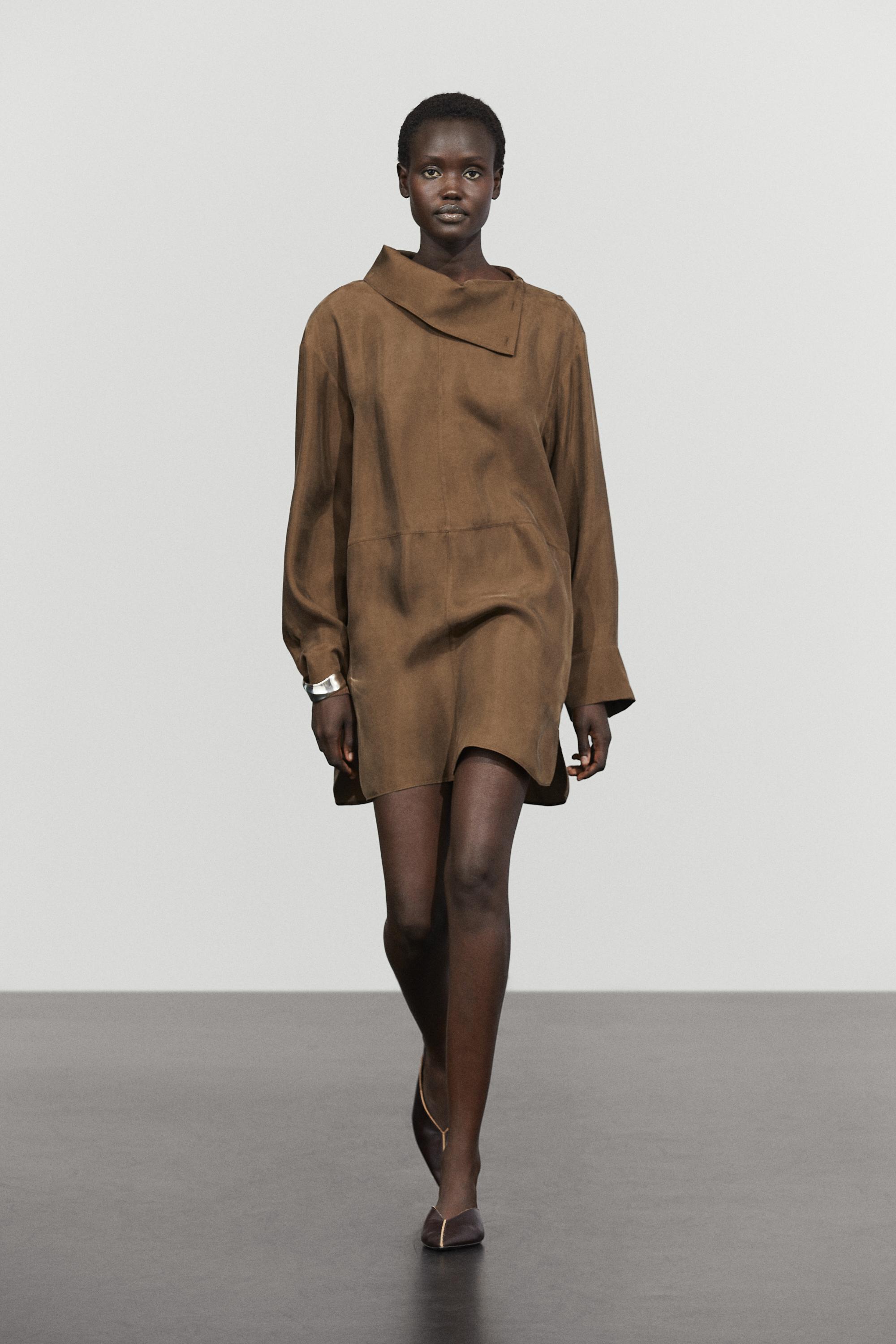 Robe courte fluide à col asymétrique