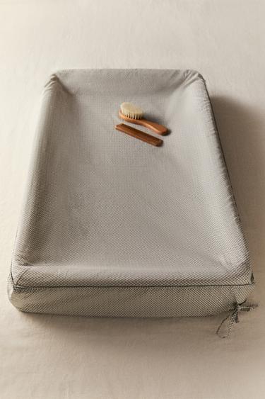 CAPA DE COLCHÃO PARA TROCADOR INFANTIL COM FLORES - VERDE da Zara