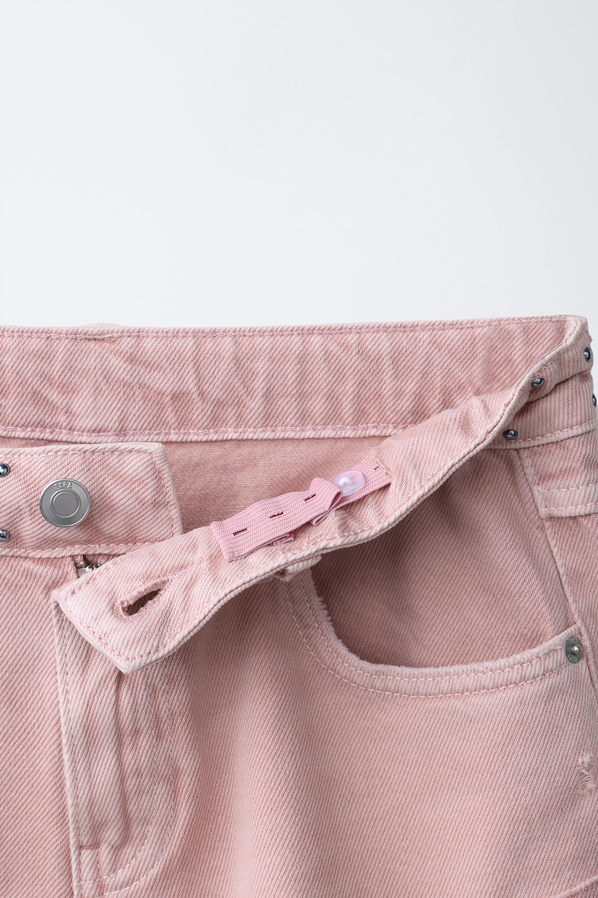 SHORT EN JEAN AVEC PIÈCE ÉTOILE ET CLOUS