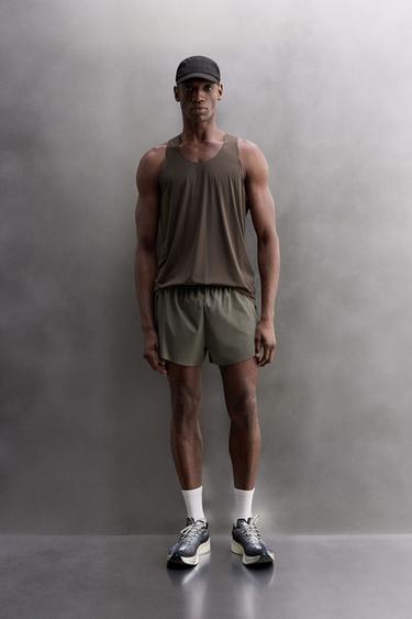 تيشرت تانك تقني خفيف الوزن - بني داكن الخاص بـ Zara