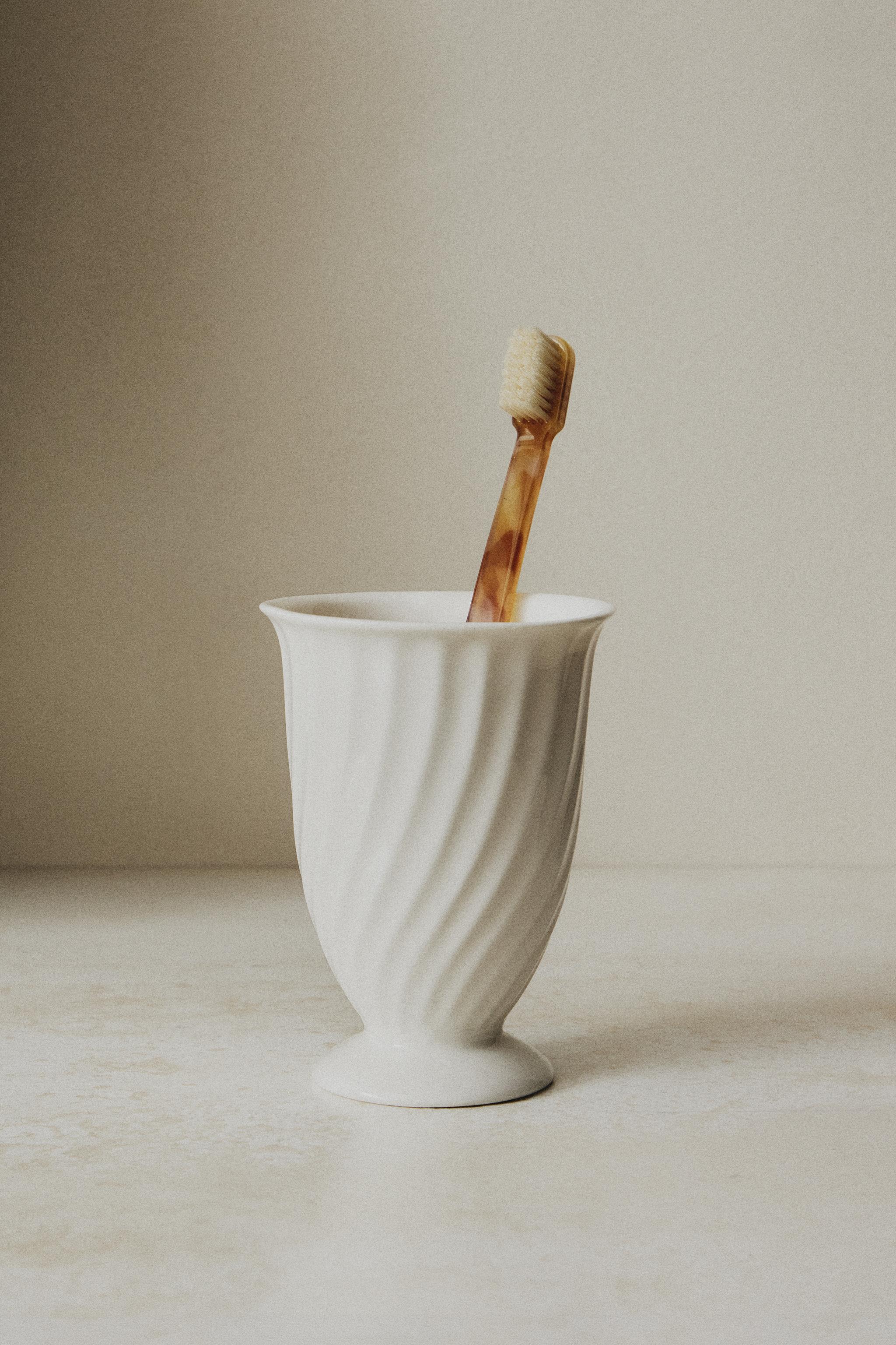 EMBOSSED CERAMIC TOOTHBRUSH TUMBLER