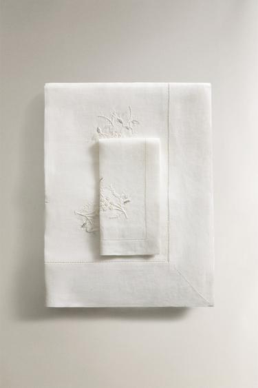 LINEN CHRISTMAS TABLECLOTH WITH FLORAL EMBROIDERY - خَام الخاص بـ Zara