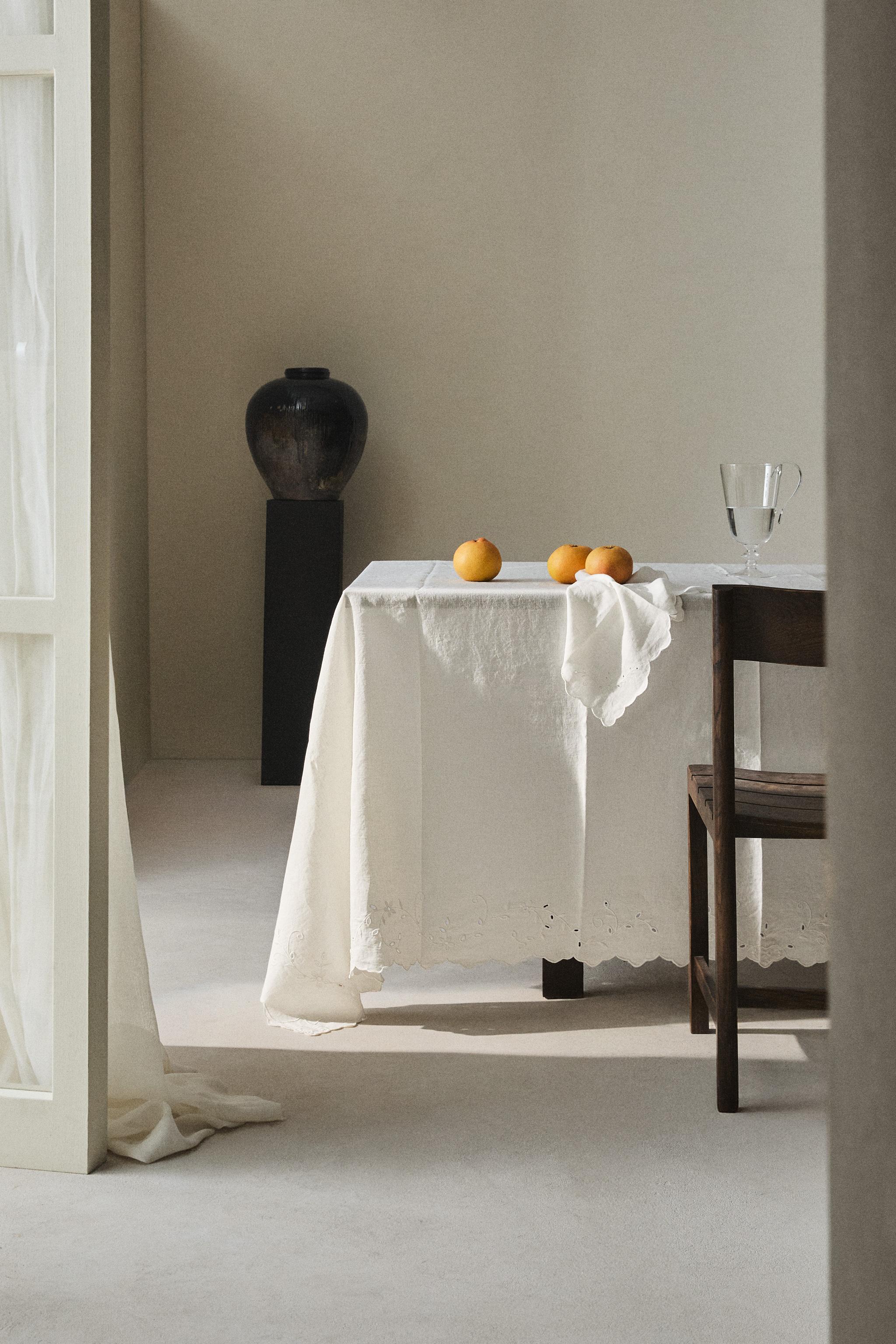 EMBROIDERED LINEN TABLECLOTH