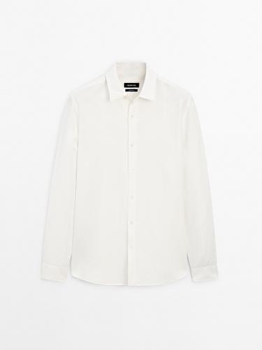 Camisa regular fit con lino - Beige de Zara