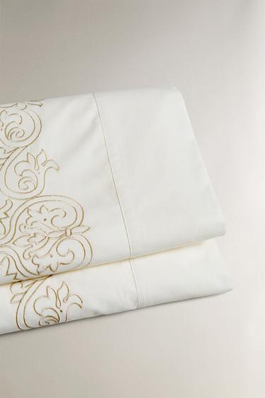 DRAP DE DESSUS BRODÉ - Blanc cassé de Zara - Image 1
