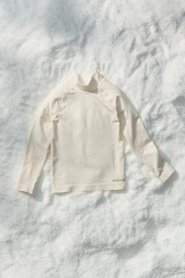 تيشرت حراري بنص بارز - خَام الخاص بـ Zara