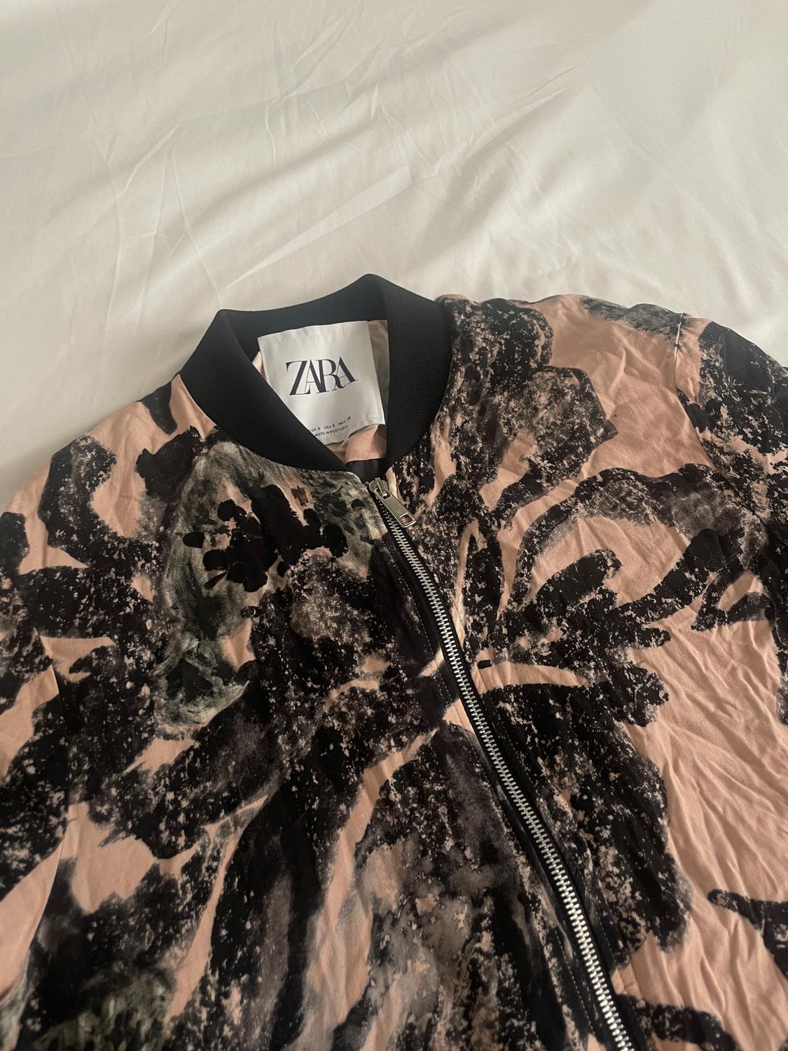 CHAQUETA BOMBER ESTAMPADA EN ROSA Y NEGRO - Image 2