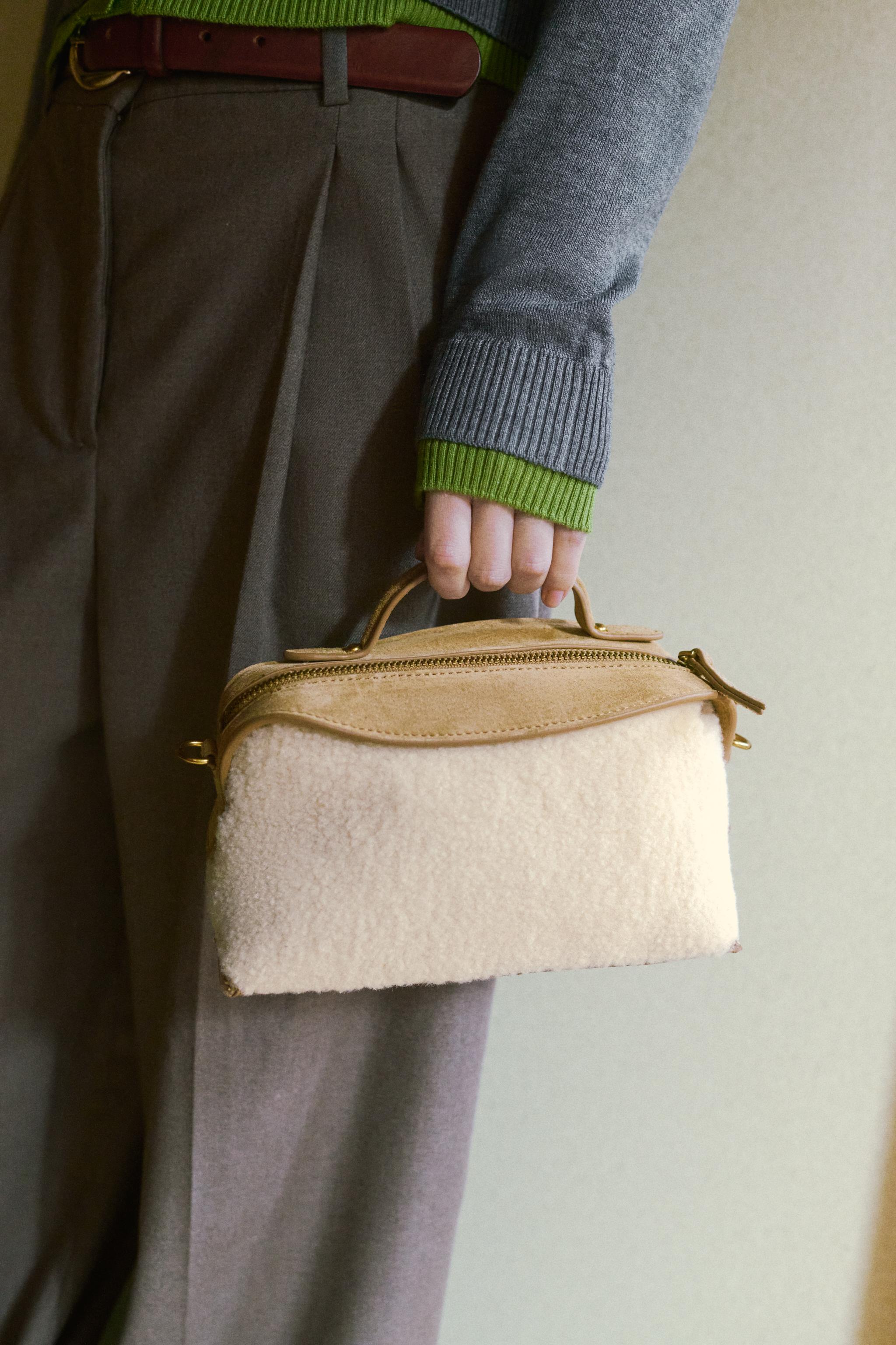 シープスキンエフェクトロングバッグ - ベージュ | ZARA Japan / 日本