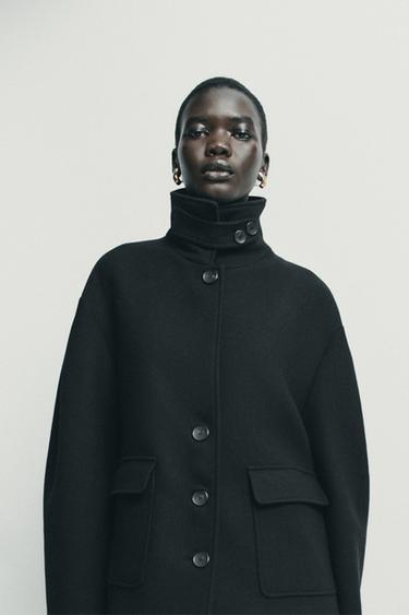 ABRIGO CORTO CON LANA - Negro de Zara