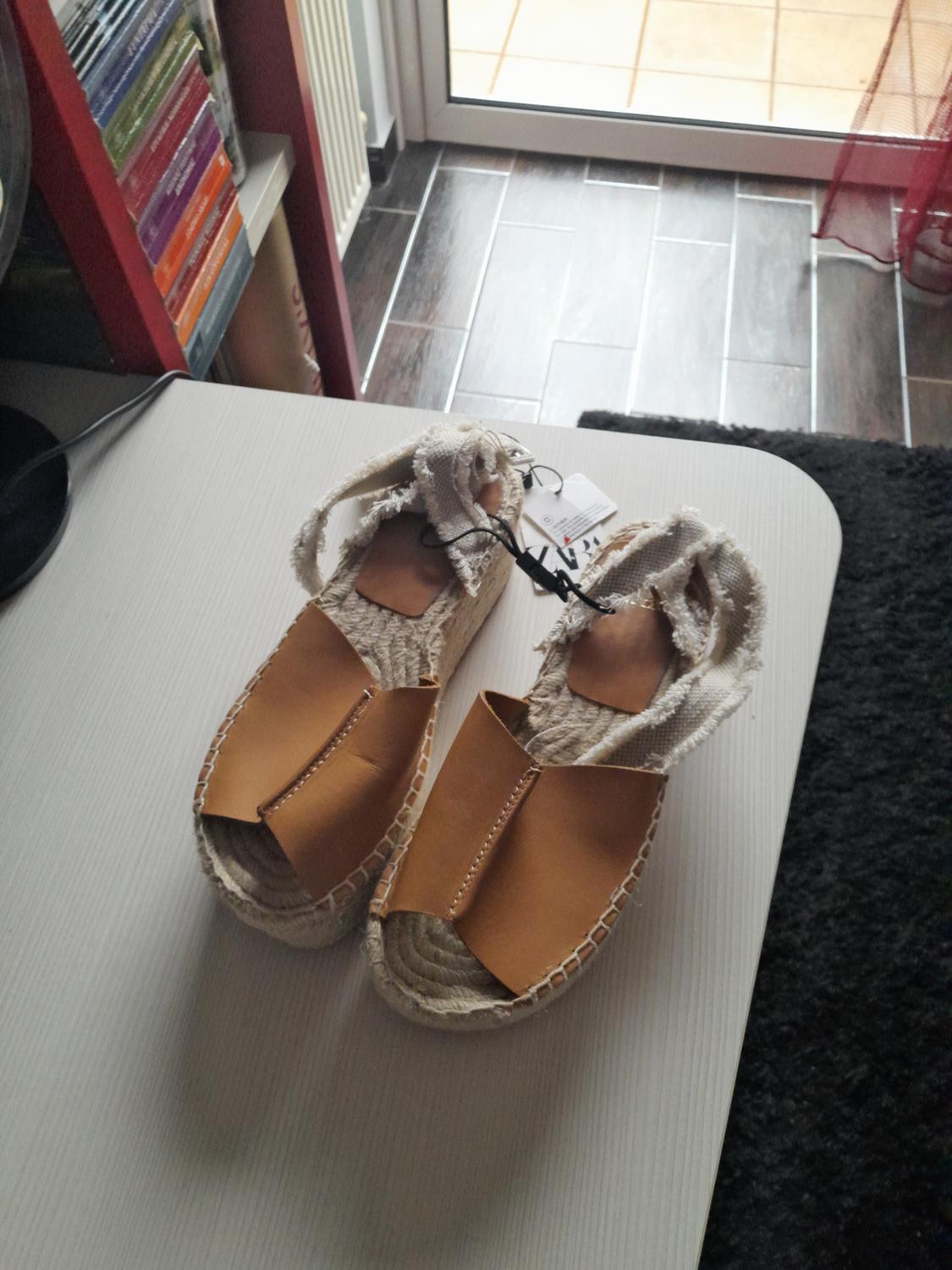 LEATHER FLATFORM SANDALS