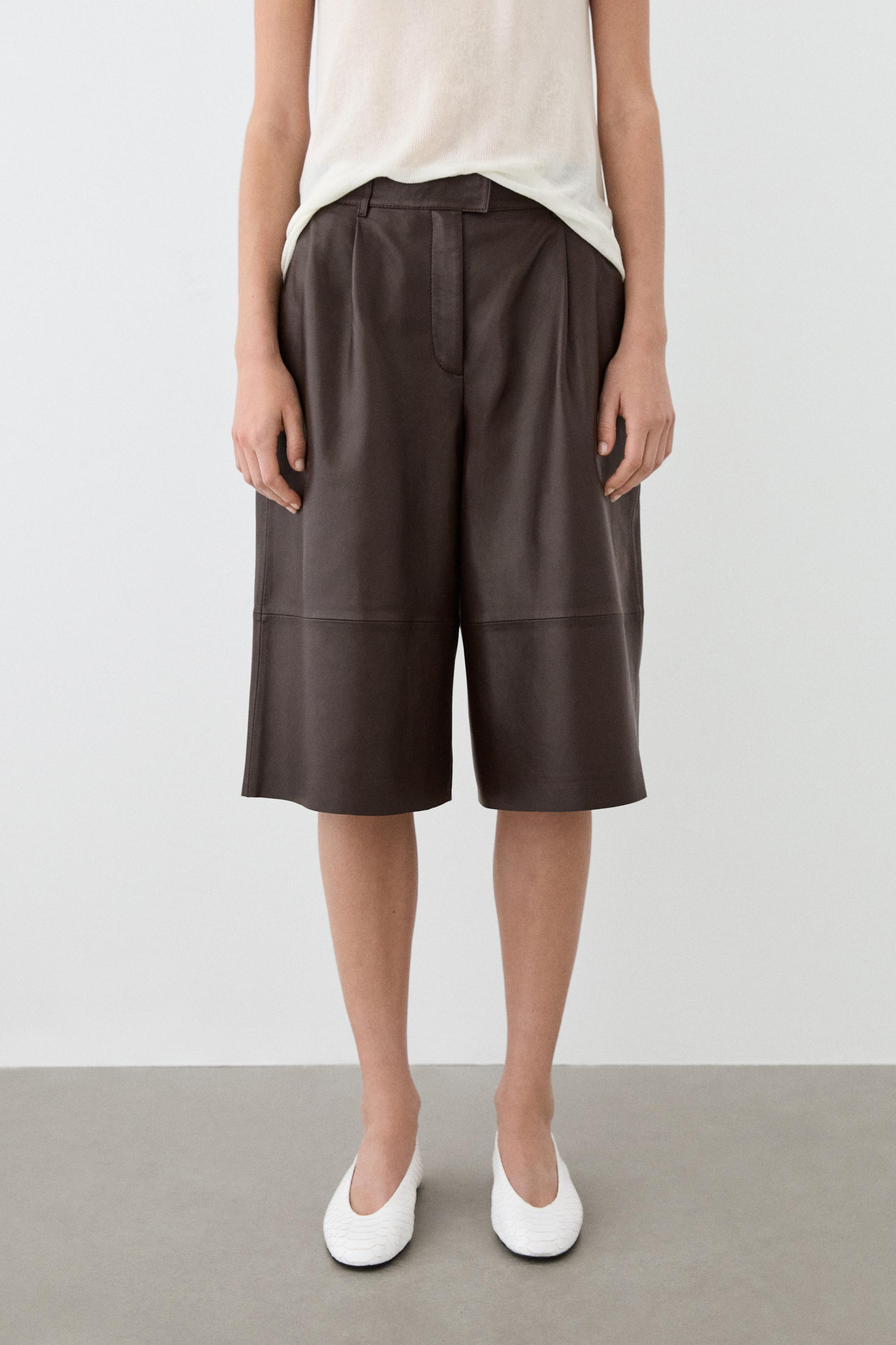 Long nappa leather Bermuda shorts — Brown