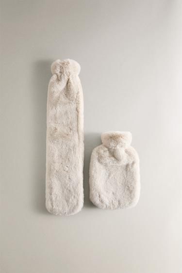 FAUX FUR HOT WATER BOTTLE - بيج فاتح الخاص بـ Zara