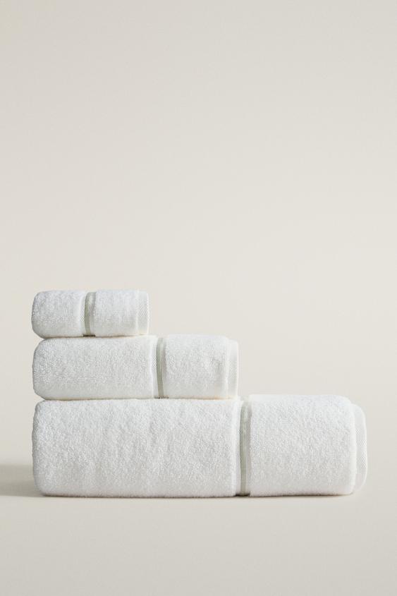 SCALLOPED BATH TOWEL - Light green by Zara - Image 0