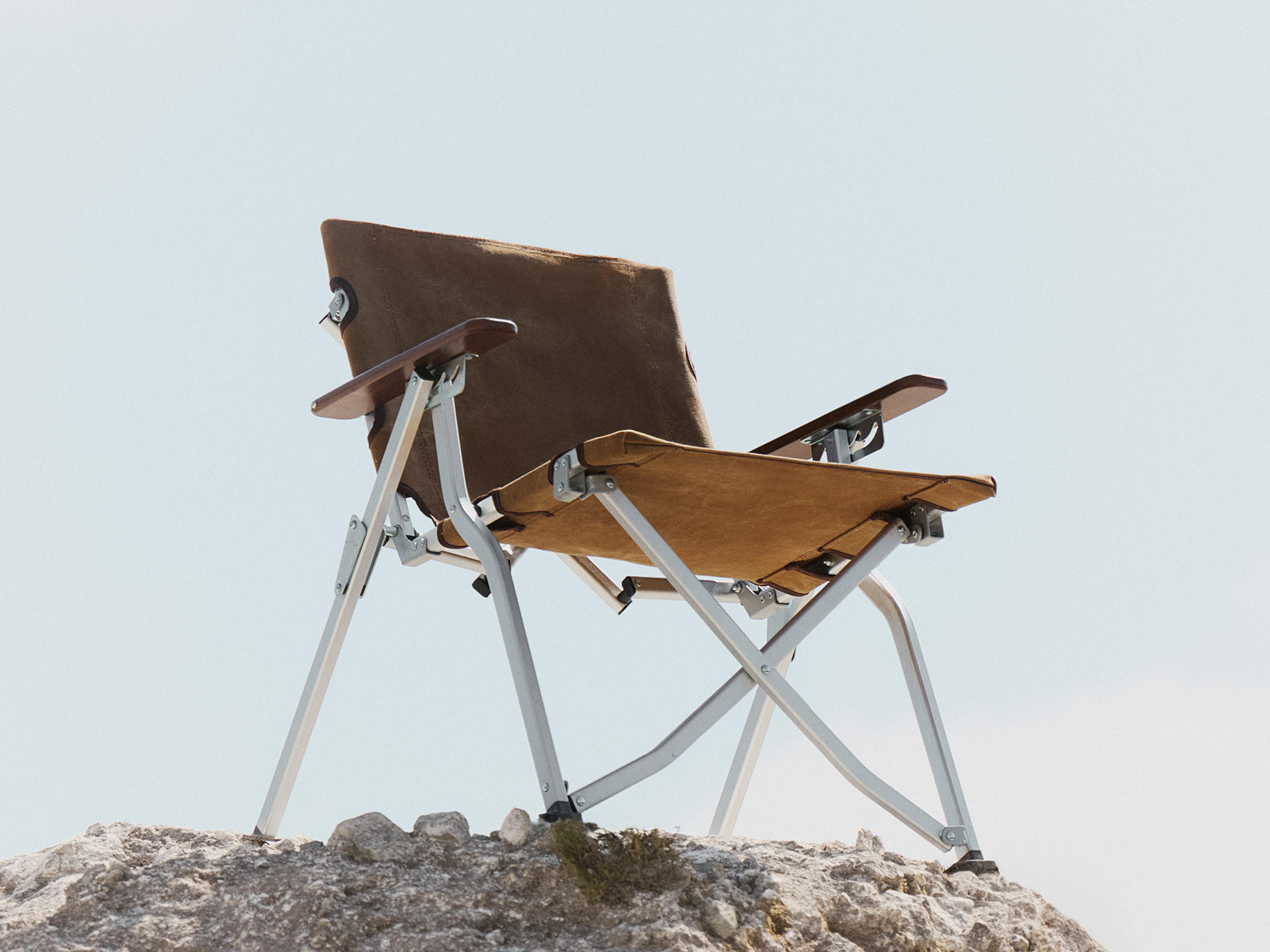 FOLDING CHAIR WITH ARMRESTS AND HANDLE — taupe brown