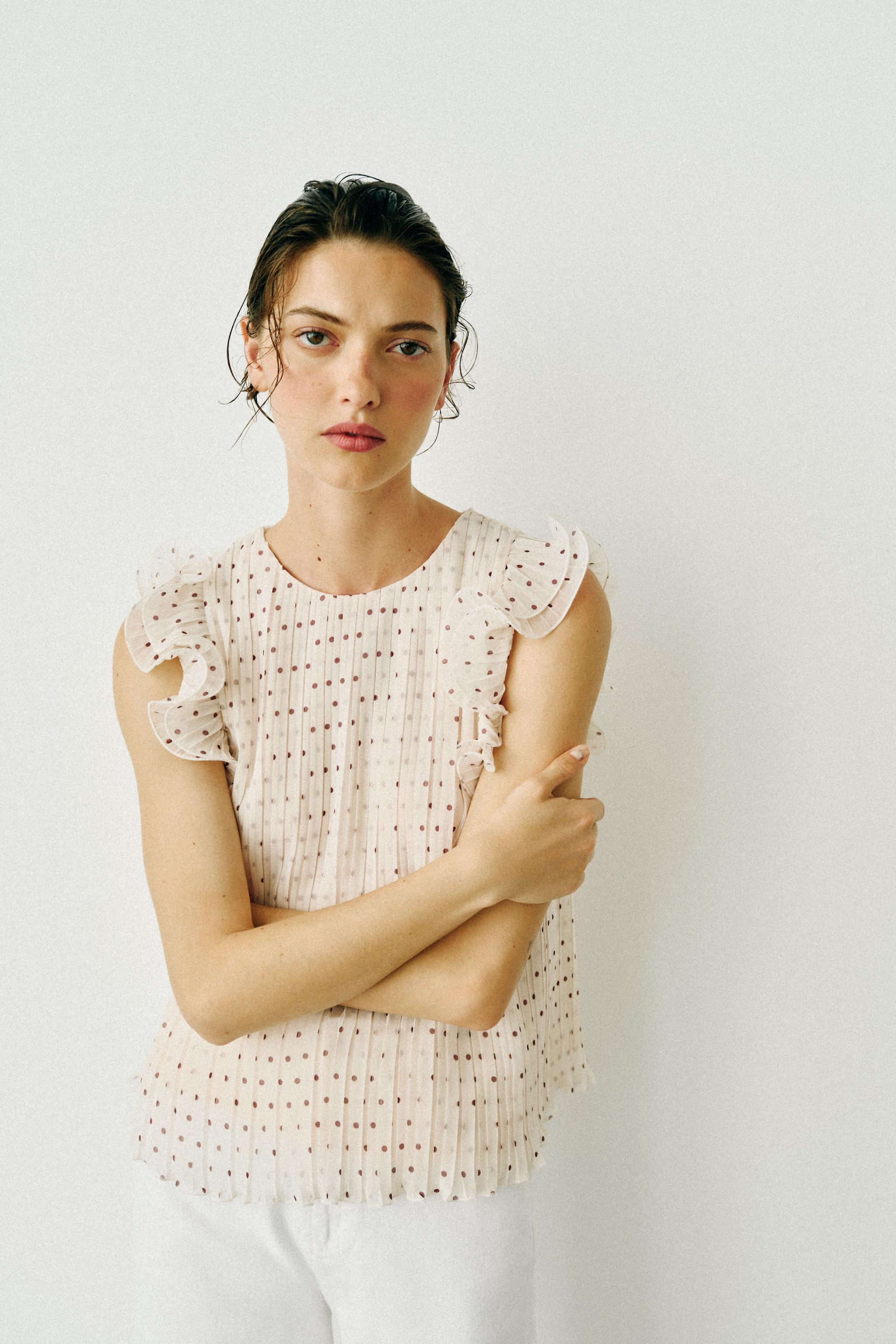 POLKA DOT TOP WITH RUFFLES — Ecru / Maroon