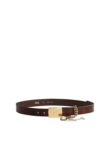 Brown belt with a gold-coloured rectangular buckle and chain charms on a white background. Text: ZARA 80 MADE IN CHINA.