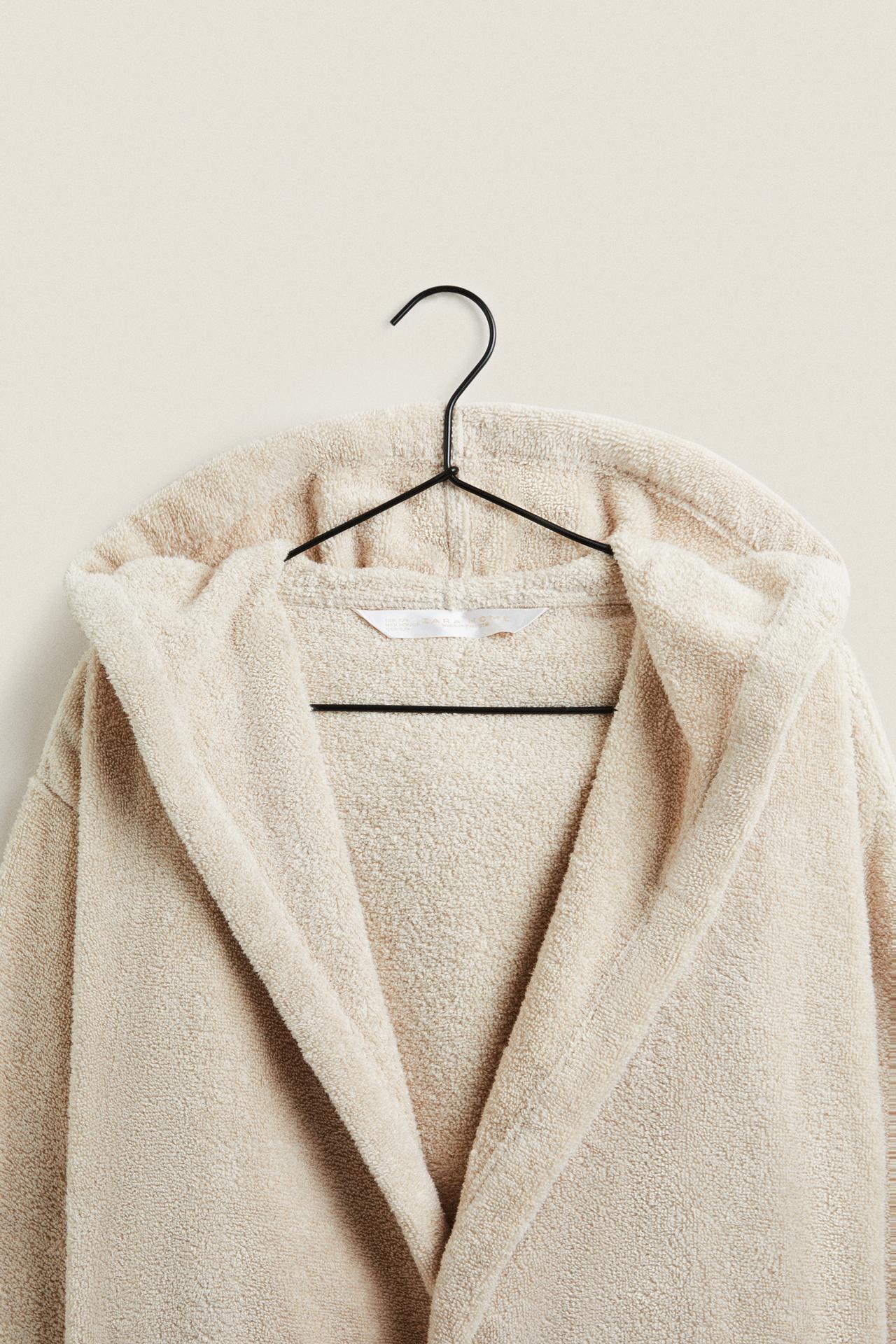 EXTRA SOFT HOODED BATHROBE (380 GXM²) — Light sand
