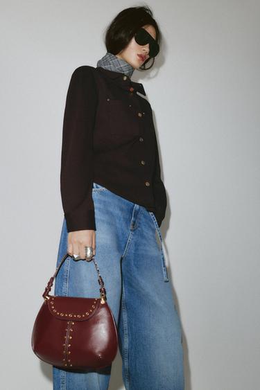 BOLSO DE HOMBRO TACHAS - Rojo Burdeos de Zara