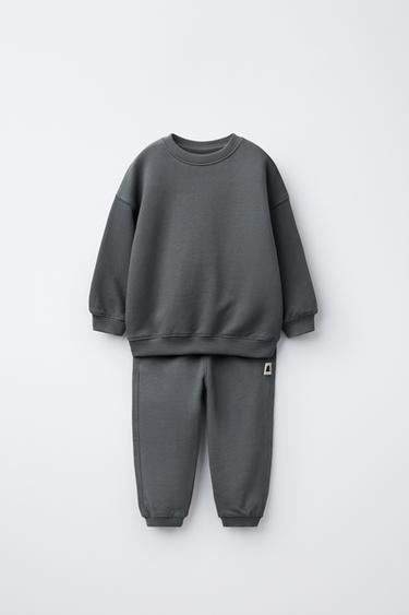 طقم JOGGING سويت شيرت وبنطلون JOGGER ببطاقة - رمادي داكن الخاص بـ Zara