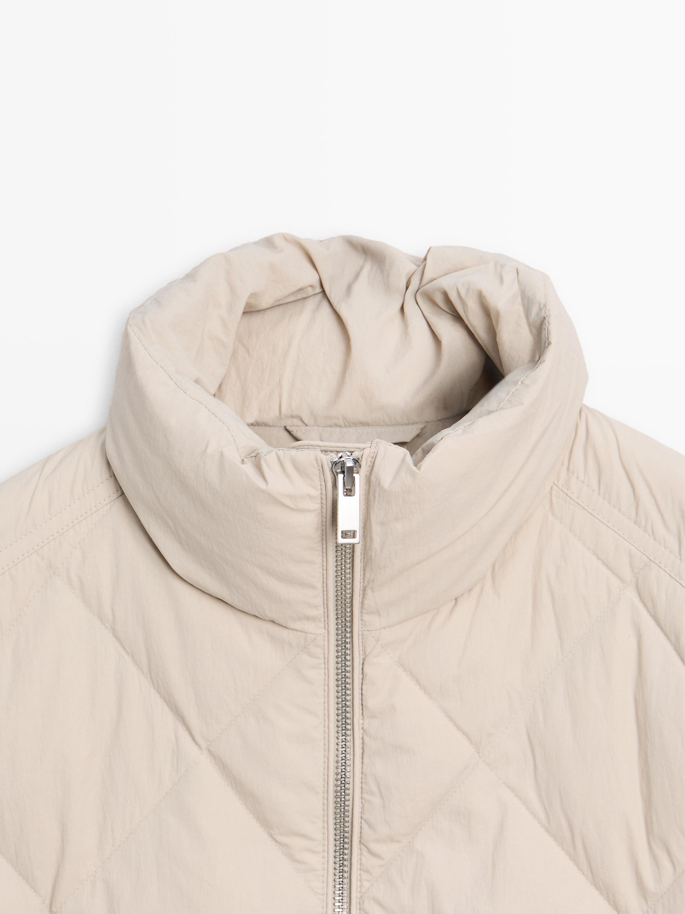 Short water-repellent down jacket