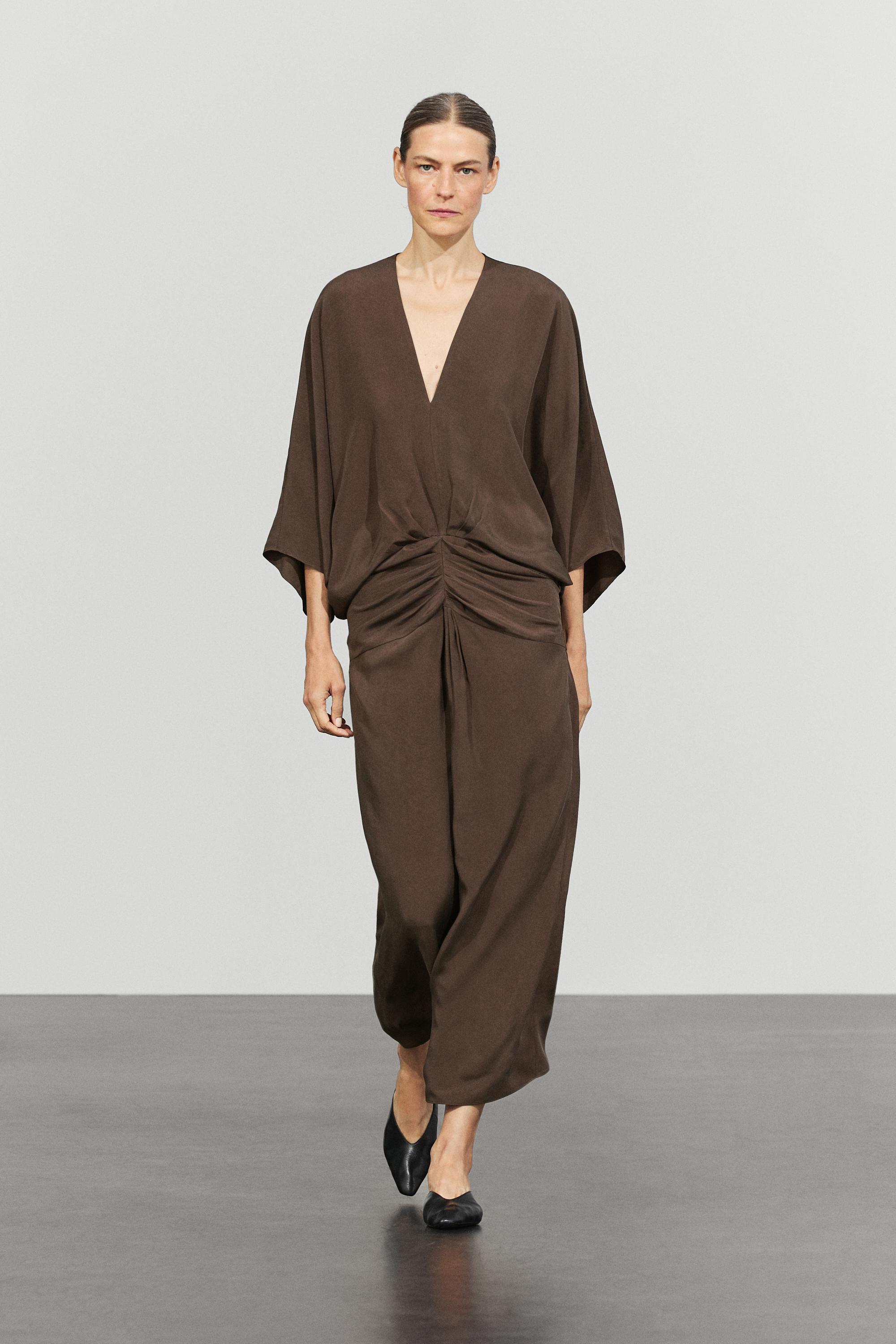 Fluid midi dress with gathered sash — Chocolate
